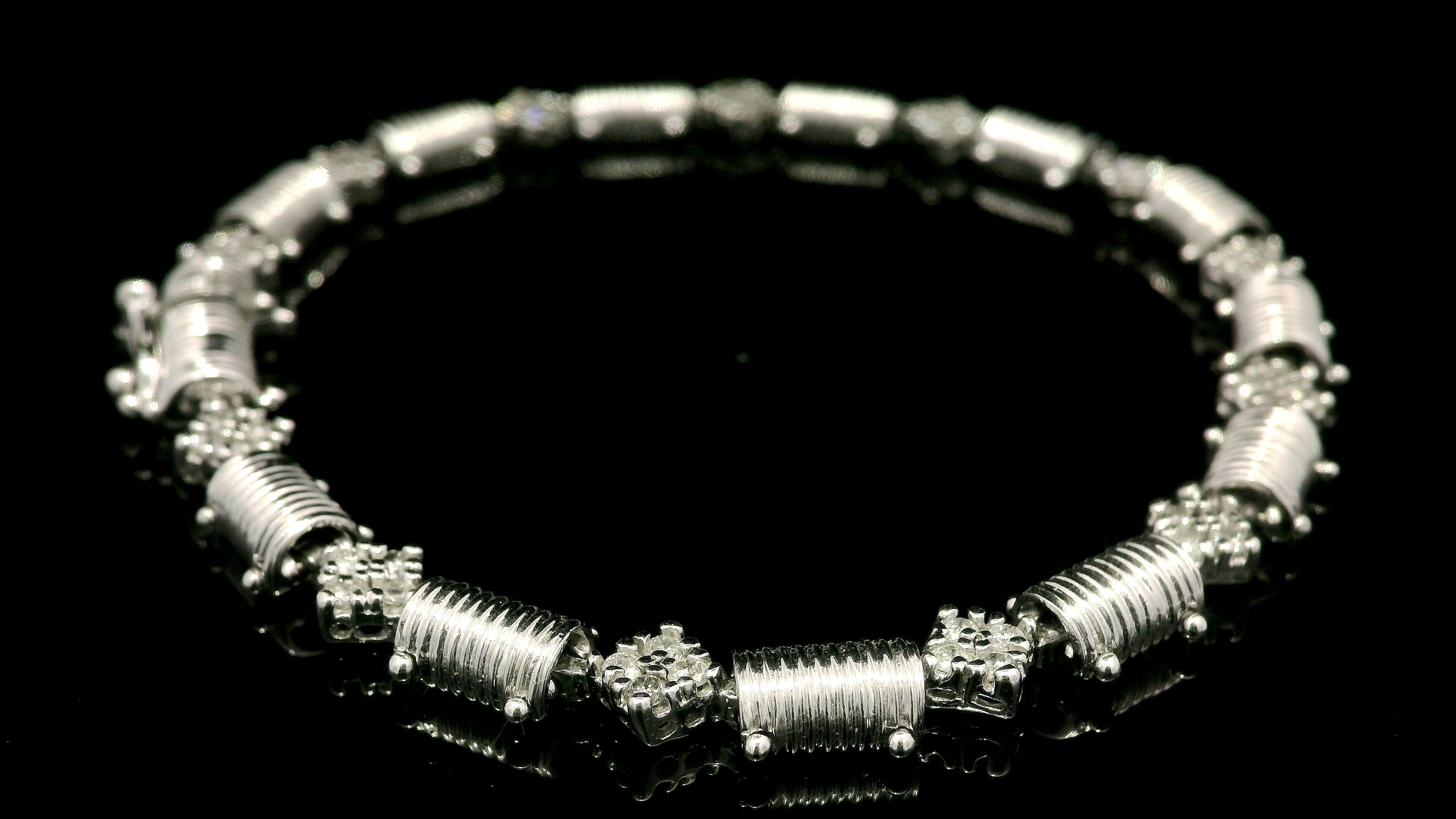 Bracciale A Link in oro bianco 14k 0,85ctw con diamanti a coste e cilindro a forma di trifoglio in vendita 1