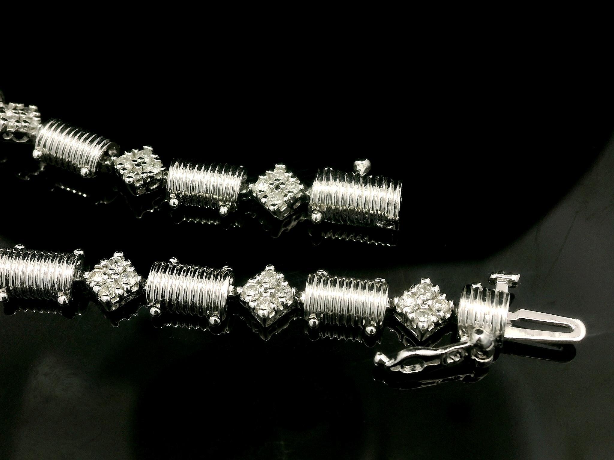Bracciale A Link in oro bianco 14k 0,85ctw con diamanti a coste e cilindro a forma di trifoglio in vendita 4