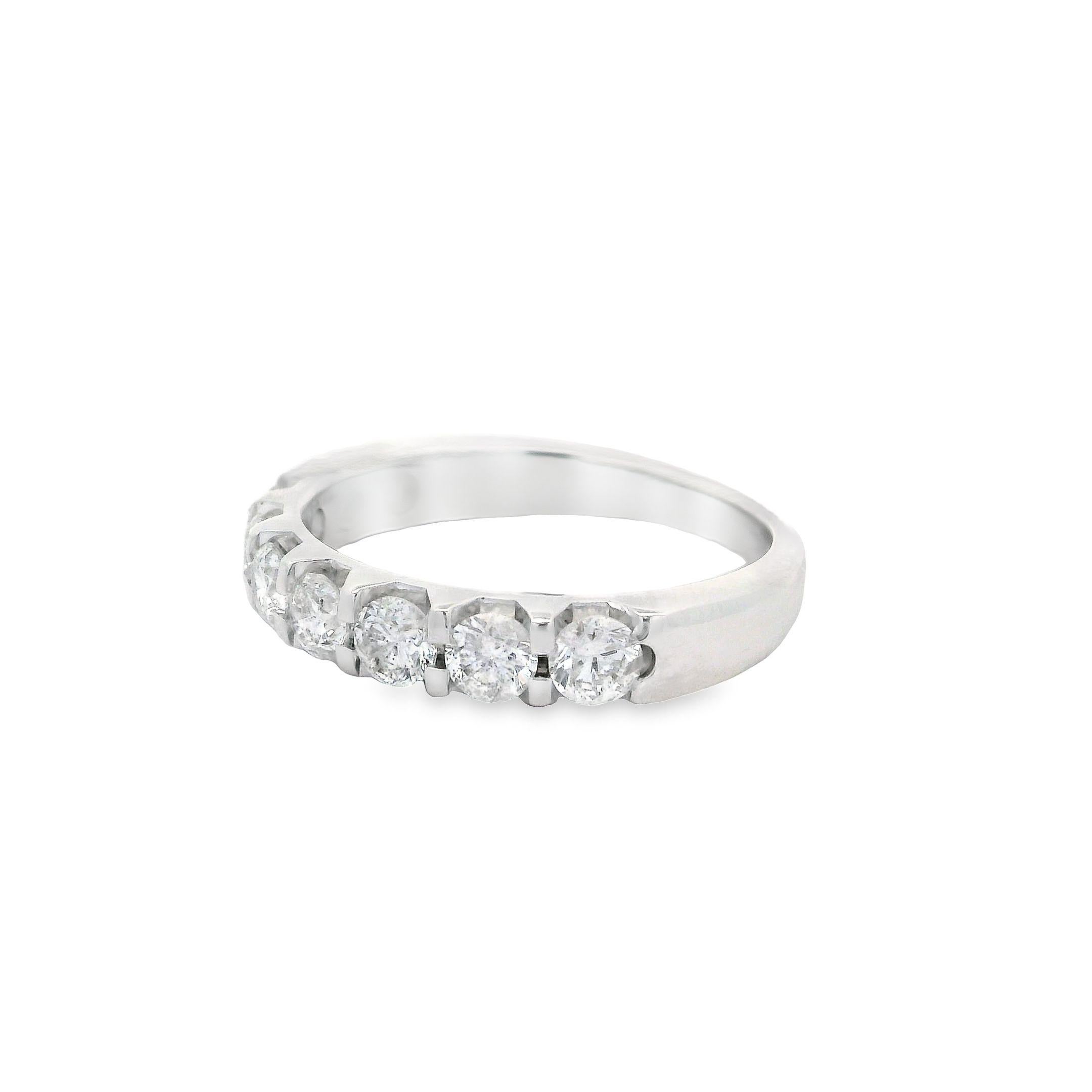 Anello classico in oro bianco 14k con diamante bianco incandescente di grandi dimensioni da 0,85 ct. in vendita 5
