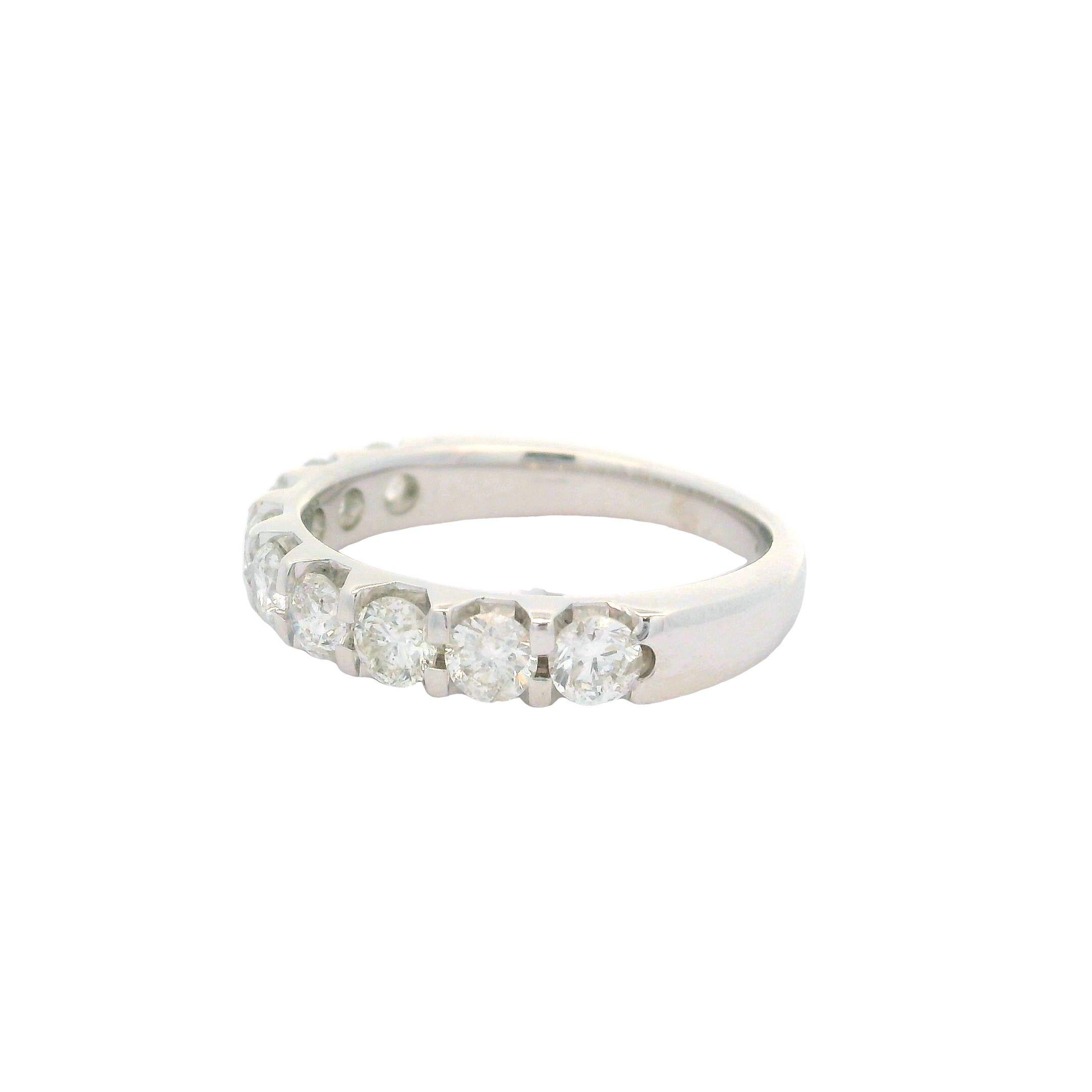 Anello classico in oro bianco 14k con diamante bianco incandescente di grandi dimensioni da 0,85 ct. in vendita 6