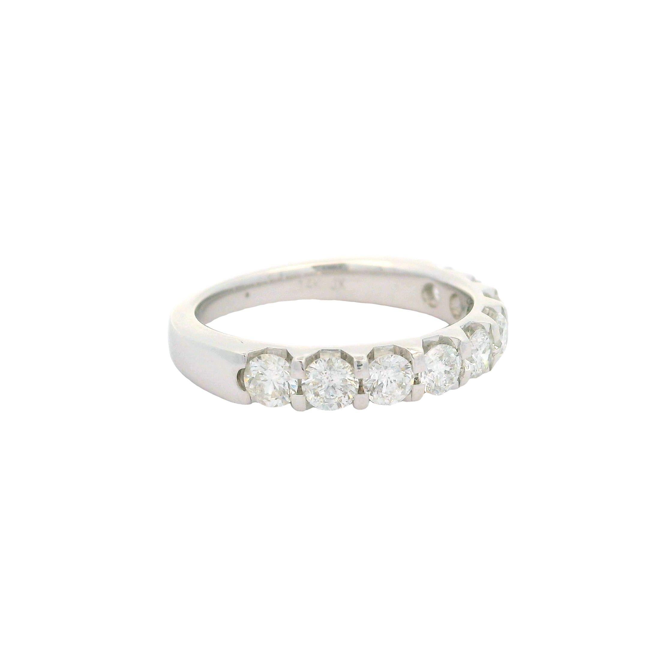 Anello classico in oro bianco 14k con diamante bianco incandescente di grandi dimensioni da 0,85 ct. in vendita 7