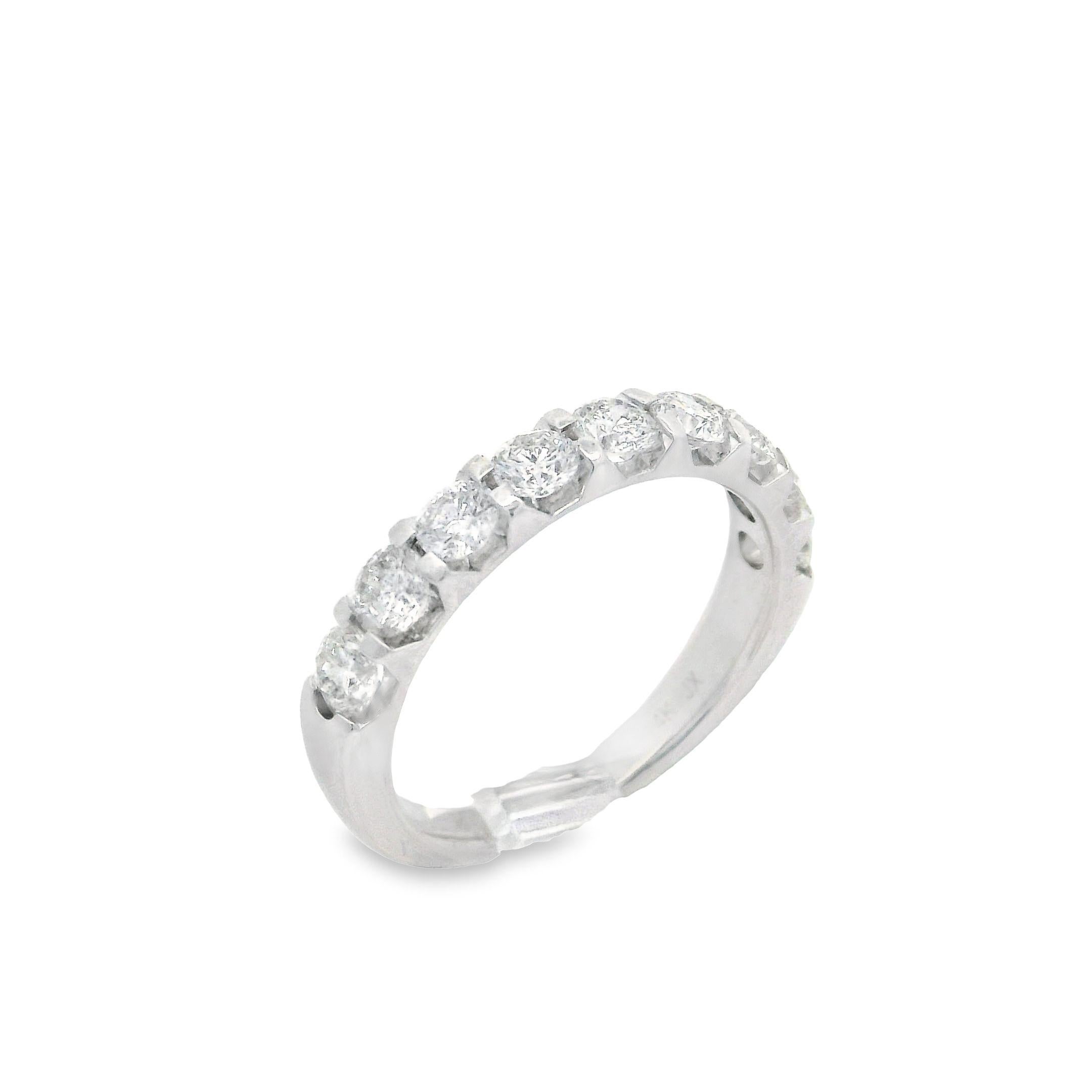 Anello classico in oro bianco 14k con diamante bianco incandescente di grandi dimensioni da 0,85 ct. in vendita 9