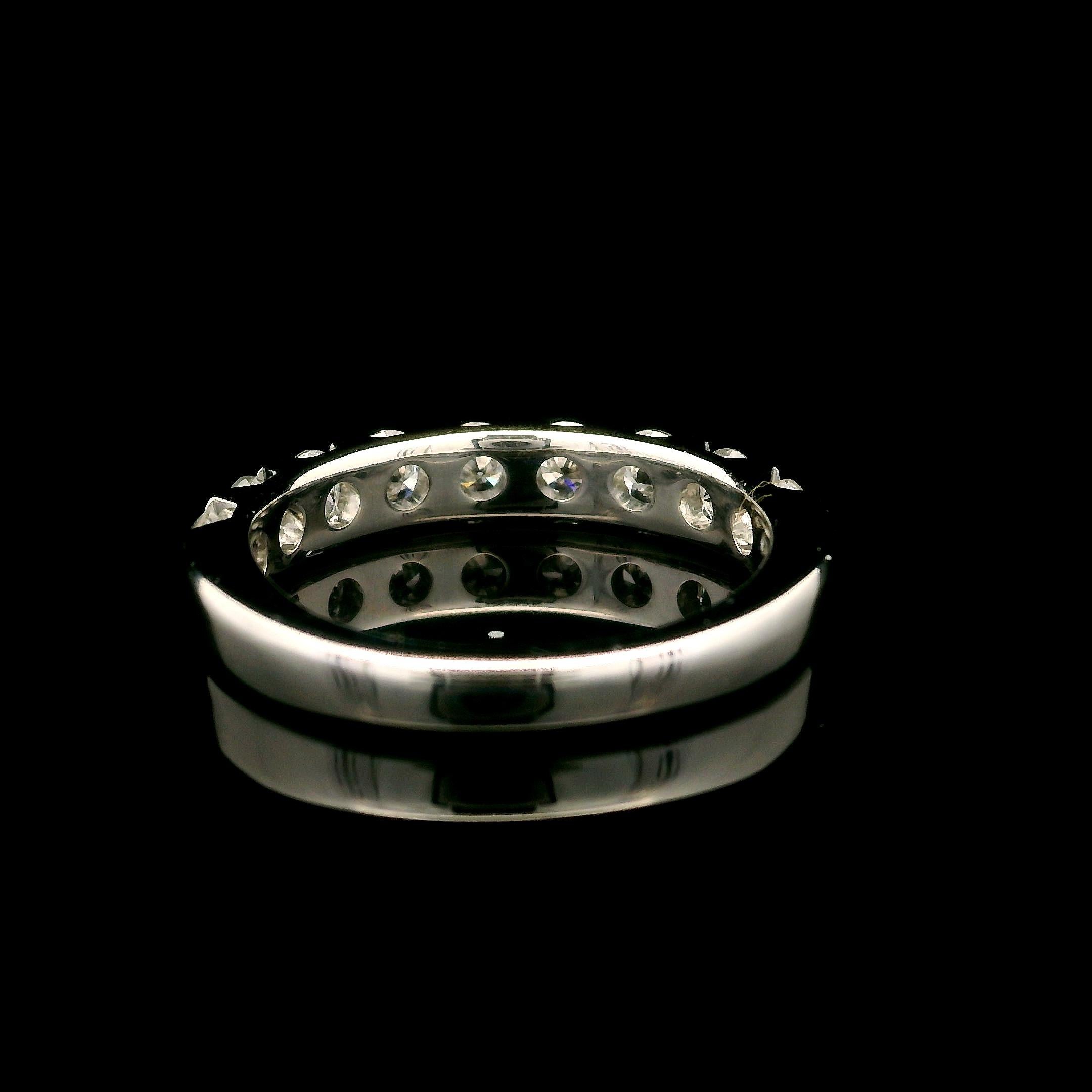 -A. Stone
(9) Diamante naturale autentico - taglio brillante rotondo - incastonato - colore bianco fuoco G/H.  - Chiarezza SI1-I2 - 0,85ctw (circa)

Materiale: Oro bianco massiccio 14k
Peso: 3.09 grammi
Misura dell'anello: 5.5 (adattato al dito,
