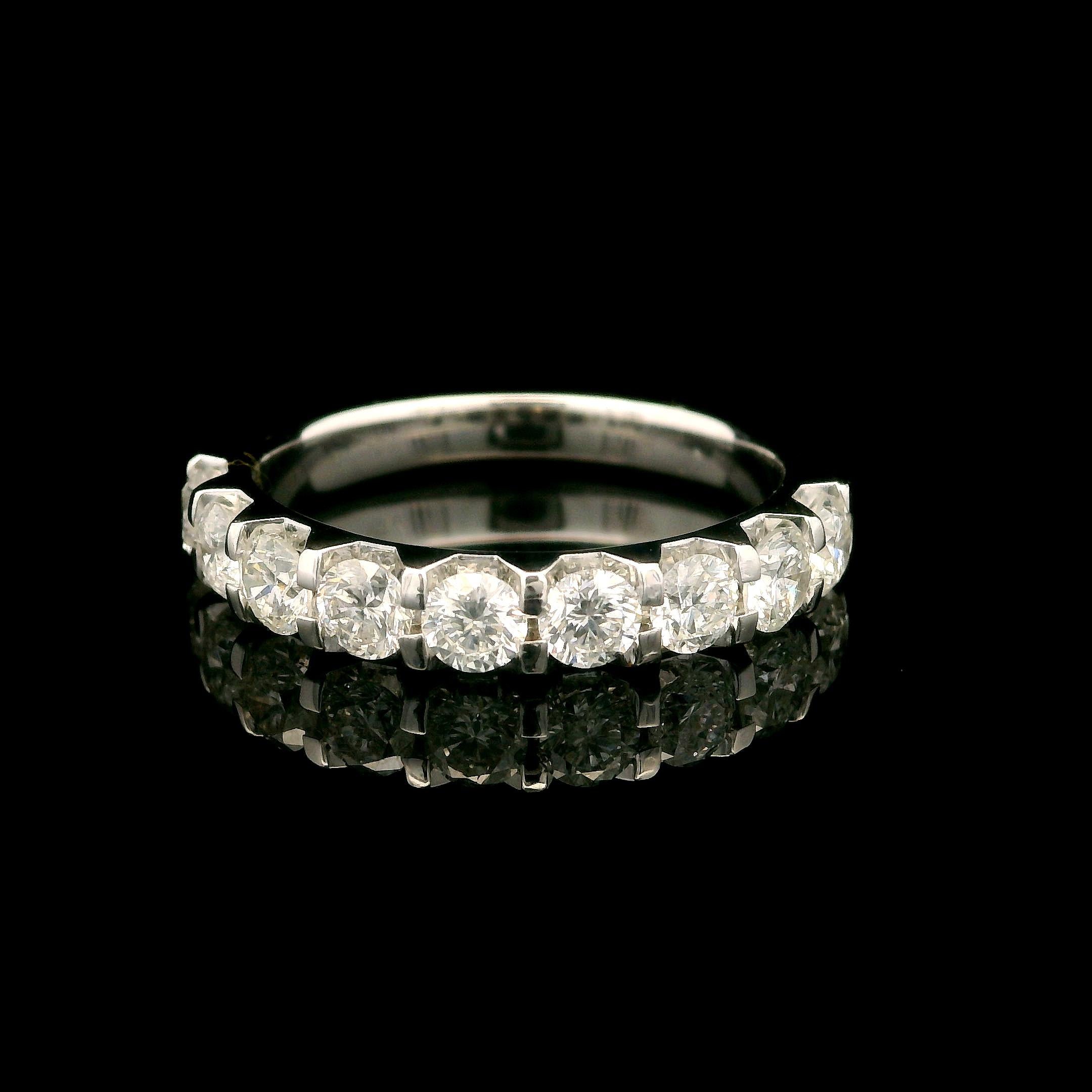 Taglio rotondo Anello classico in oro bianco 14k con diamante bianco incandescente di grandi dimensioni da 0,85 ct. in vendita