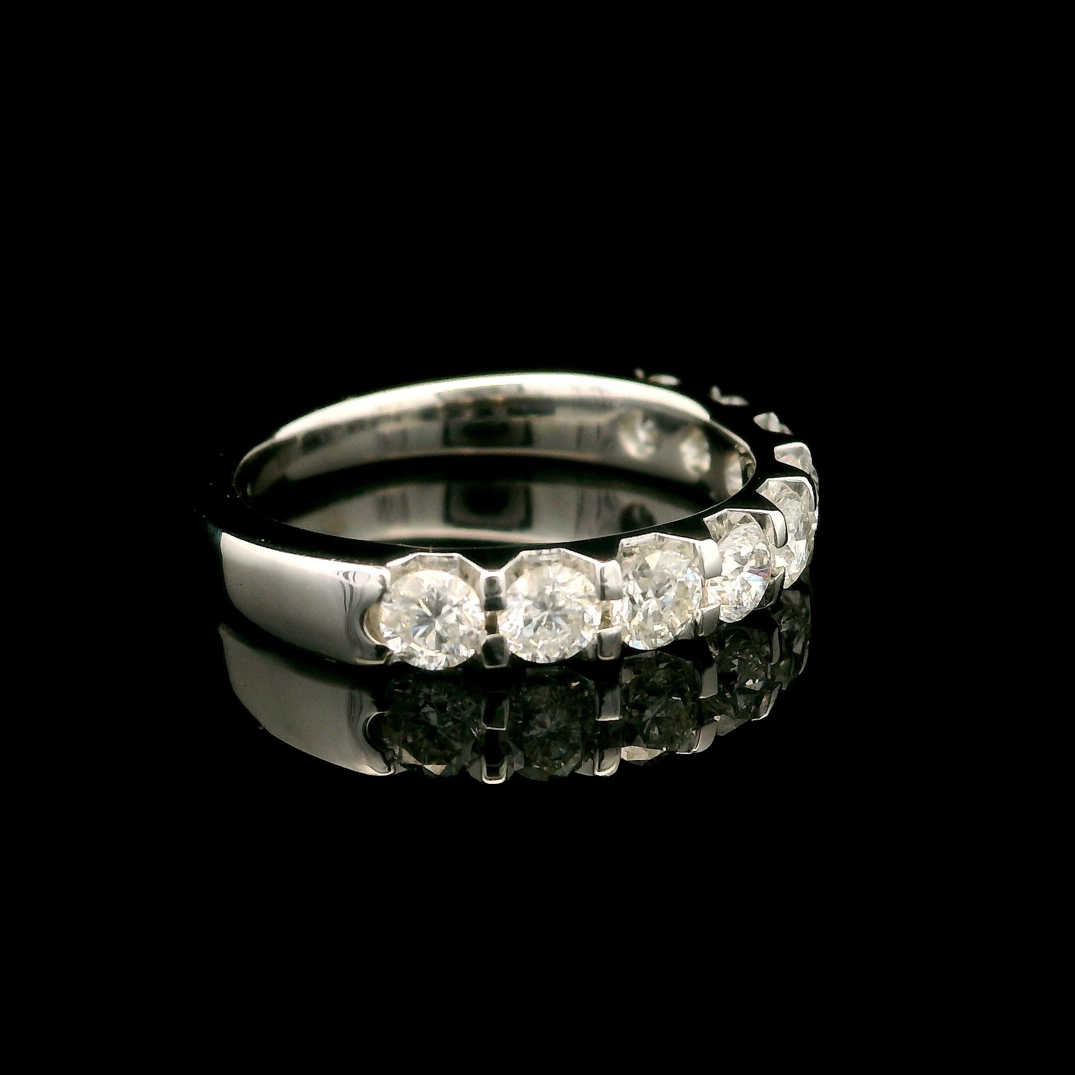Anello classico in oro bianco 14k con diamante bianco incandescente di grandi dimensioni da 0,85 ct. In condizioni ottime in vendita a Montclair, NJ