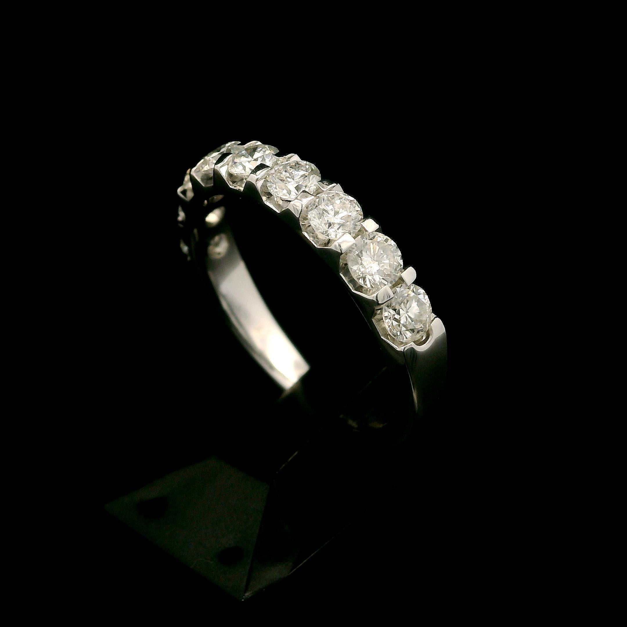 Donna Anello classico in oro bianco 14k con diamante bianco incandescente di grandi dimensioni da 0,85 ct. in vendita