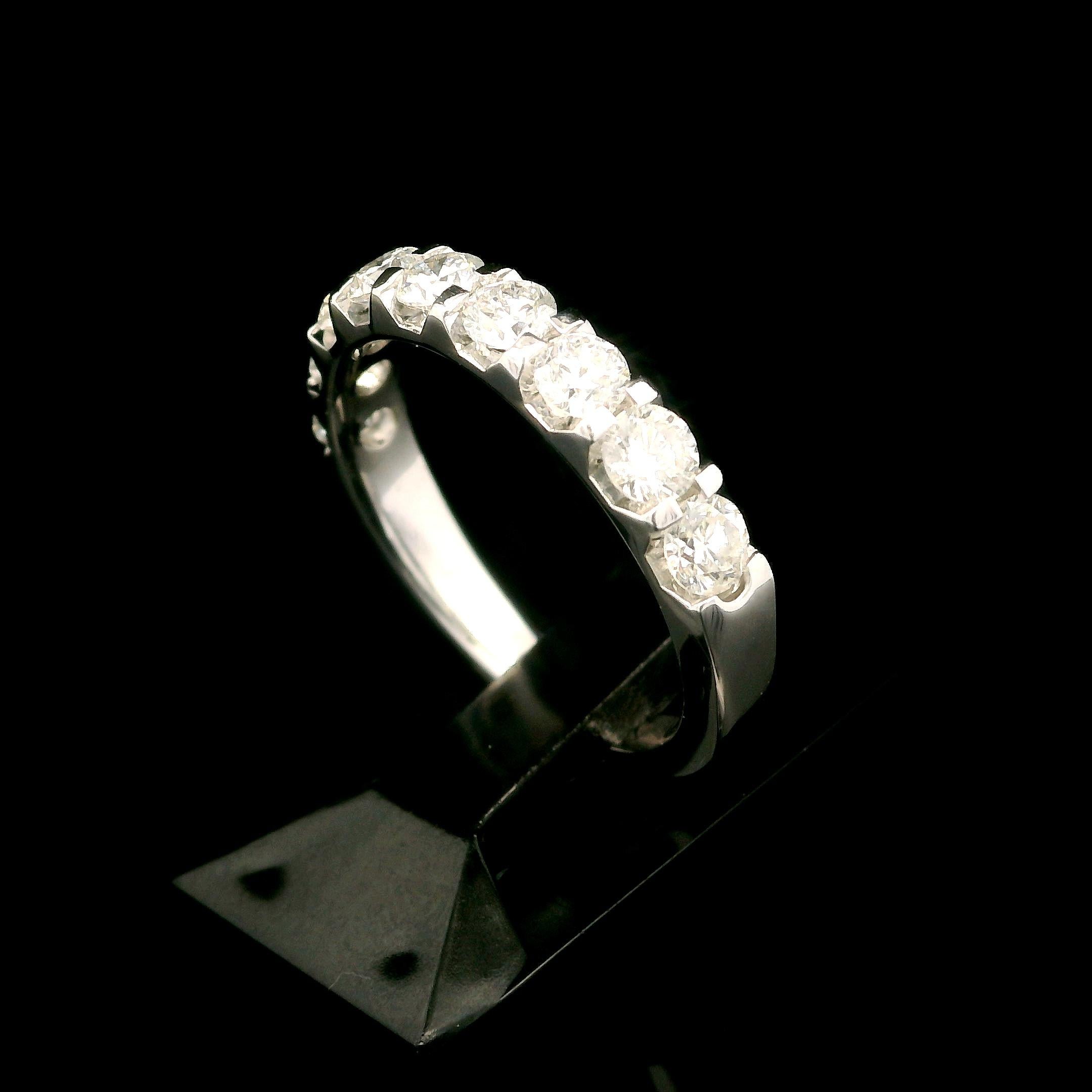 Anello classico in oro bianco 14k con diamante bianco incandescente di grandi dimensioni da 0,85 ct. in vendita 1