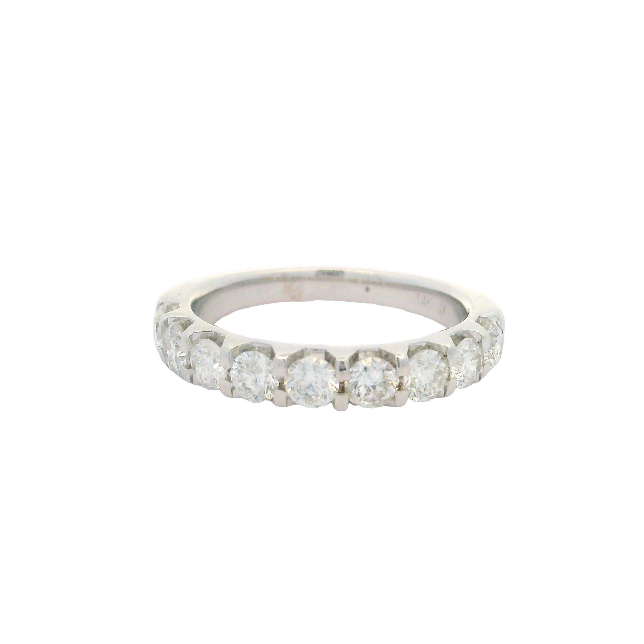Anello classico in oro bianco 14k con diamante bianco incandescente di grandi dimensioni da 0,85 ct. in vendita 2