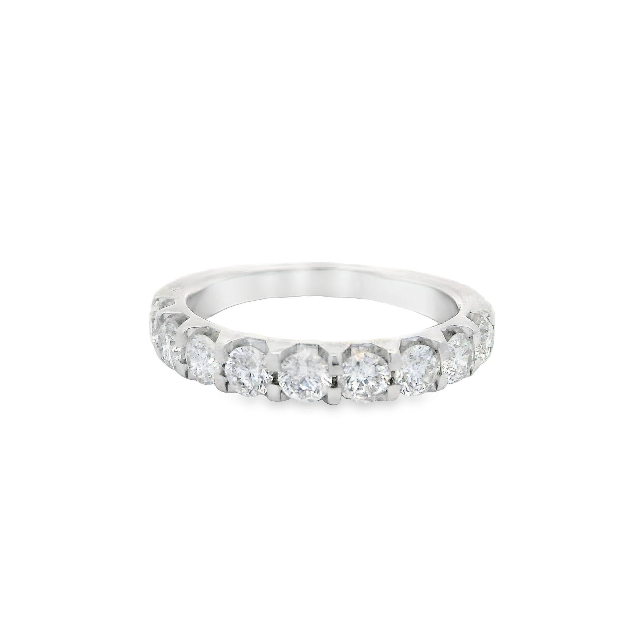 Anello classico in oro bianco 14k con diamante bianco incandescente di grandi dimensioni da 0,85 ct. in vendita 3