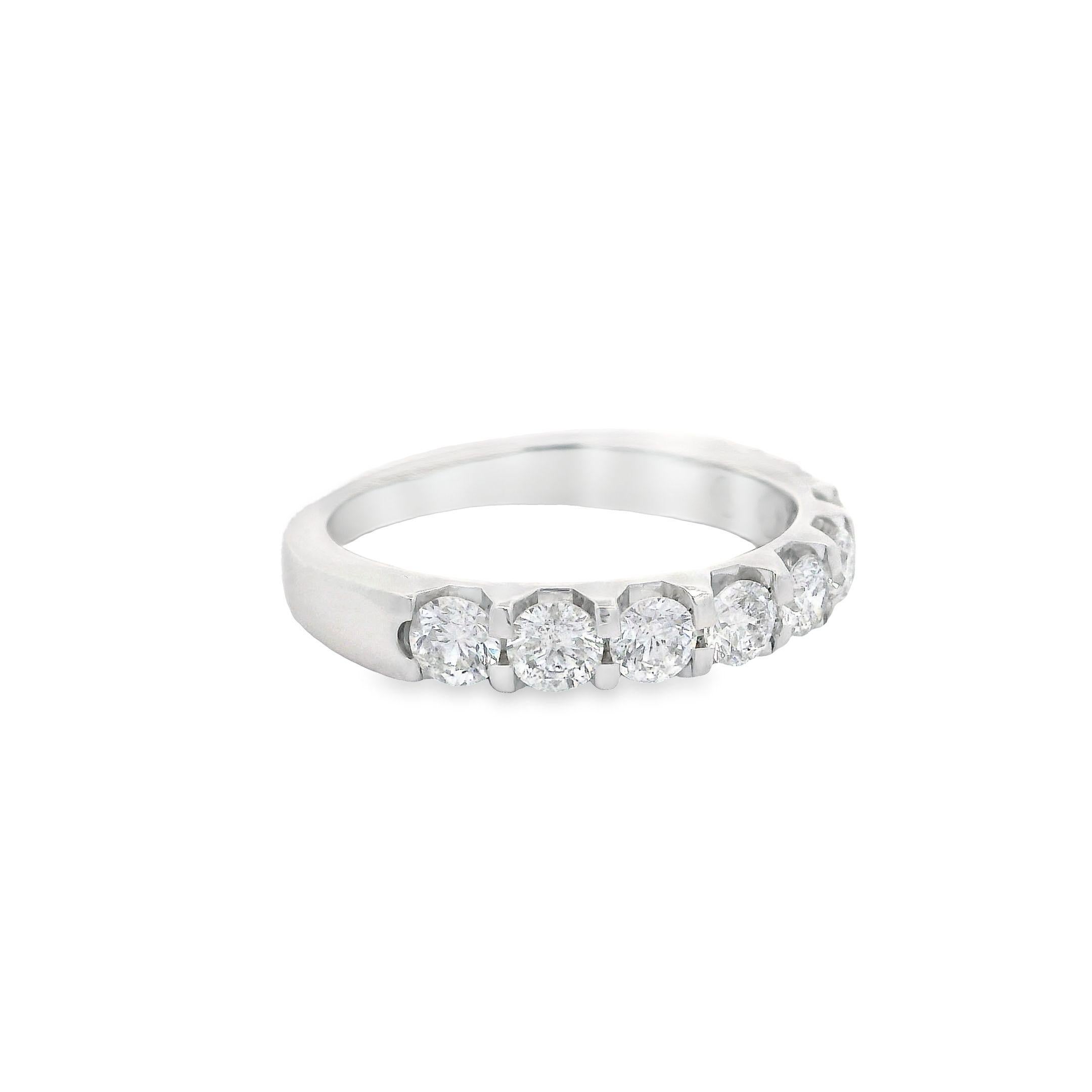Anello classico in oro bianco 14k con diamante bianco incandescente di grandi dimensioni da 0,85 ct. in vendita 4