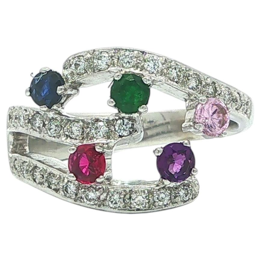 Ring aus 14-karätigem Weißgold mit mehrfarbigen Edelsteinen (insgesamt 0,85 Karat) und Diamanten als Geburtsstein