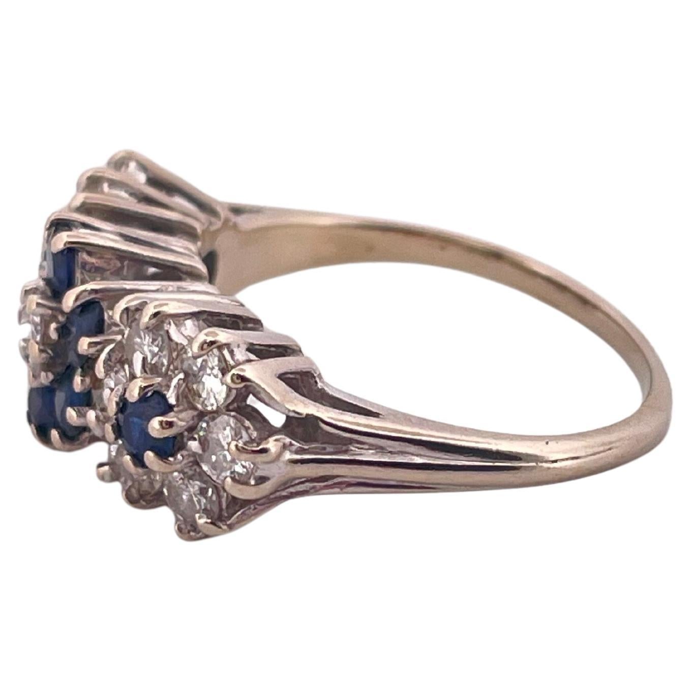 Taglio rotondo Anello a tre fiori in oro bianco 14k con diamante da 0,87 carati e zaffiro da 0,56 carati in vendita