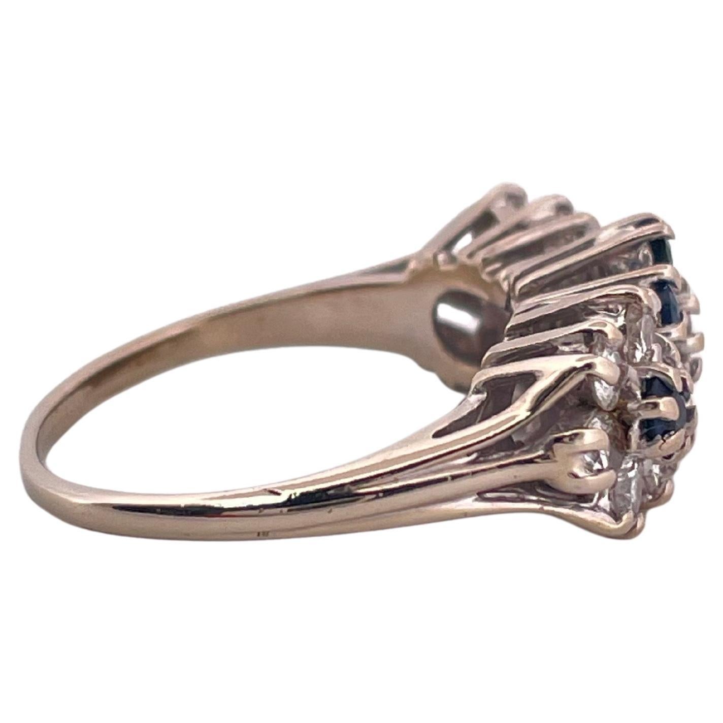 Anello a tre fiori in oro bianco 14k con diamante da 0,87 carati e zaffiro da 0,56 carati In condizioni buone in vendita a Sewickley, PA