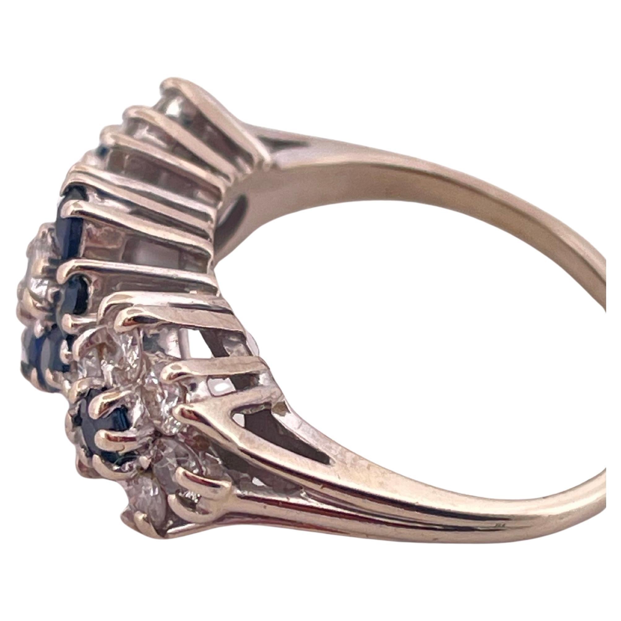Anello a tre fiori in oro bianco 14k con diamante da 0,87 carati e zaffiro da 0,56 carati in vendita 1