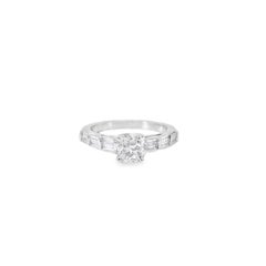 Bague en or blanc 14k 0.93ctw Baguette Cut accentuée par 1.01ctw Round Brilliant Ring