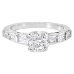 Bague en or blanc 14k 0.93ctw Baguette Cut accentuée par 1.01ctw Round Brilliant Ring