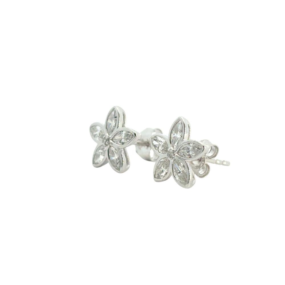 Orecchini con perno a forma di fiore in oro bianco 14k con diamante da 0,96 carati in vendita 7