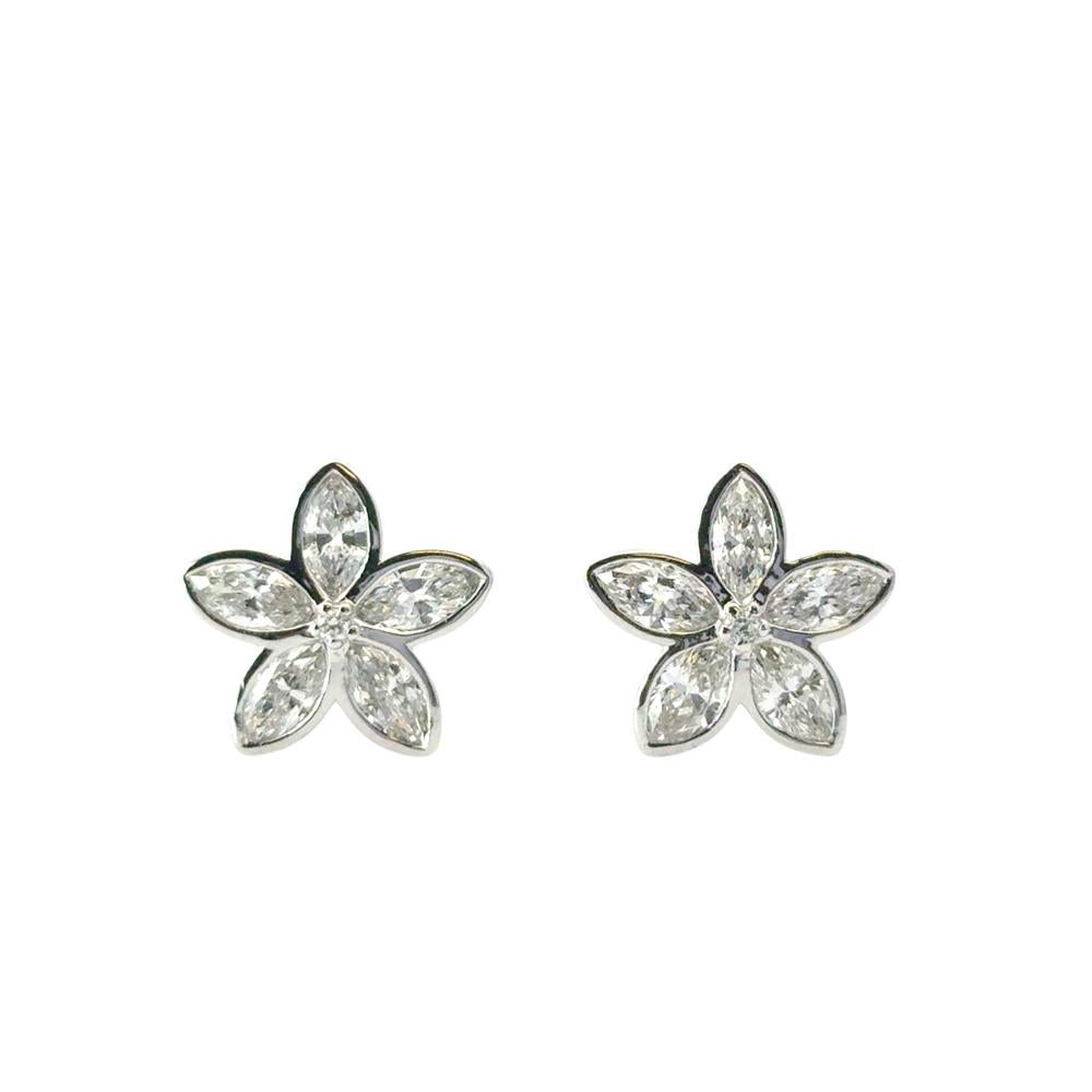 Moderno Orecchini con perno a forma di fiore in oro bianco 14k con diamante da 0,96 carati in vendita