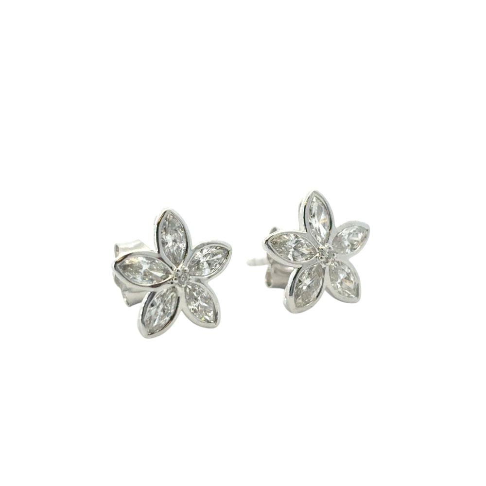 Taglio rotondo Orecchini con perno a forma di fiore in oro bianco 14k con diamante da 0,96 carati in vendita