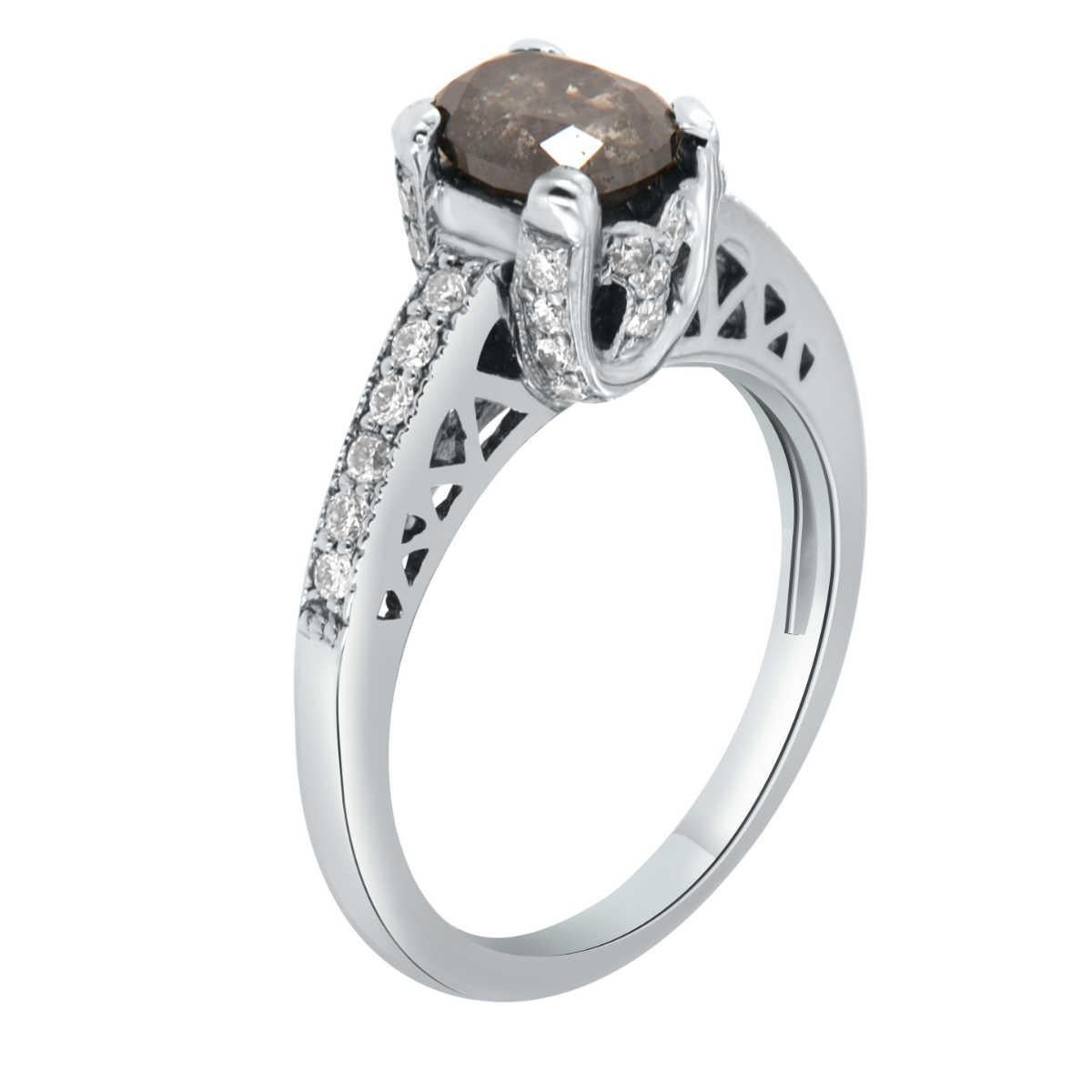 Diese 14k Weißgold Ring verfügt über eine 0,99 Karat Oval Form Salt & Pepper Natural Diamond vier (4) Zacken auf einem 2 MM breiten Diamantband gesetzt.
Auf jedem Zacken und seiner Galerie sind versteckte Diamanten angebracht.
Das Gesamtgewicht der