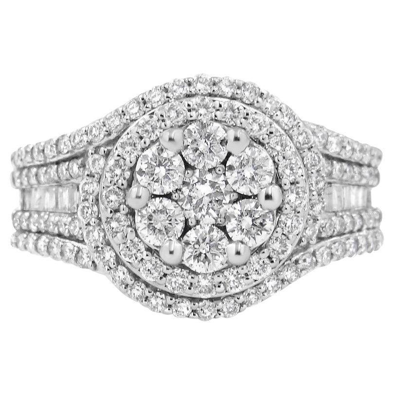 Bague en or blanc 14 carats avec grappe florale de diamants de 1 1/2 carat et halo à tige cloutée