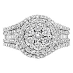 Bague en or blanc 14 carats avec grappe de fleurs en diamants de 1 1/2 carat et halo à tige cloutée
