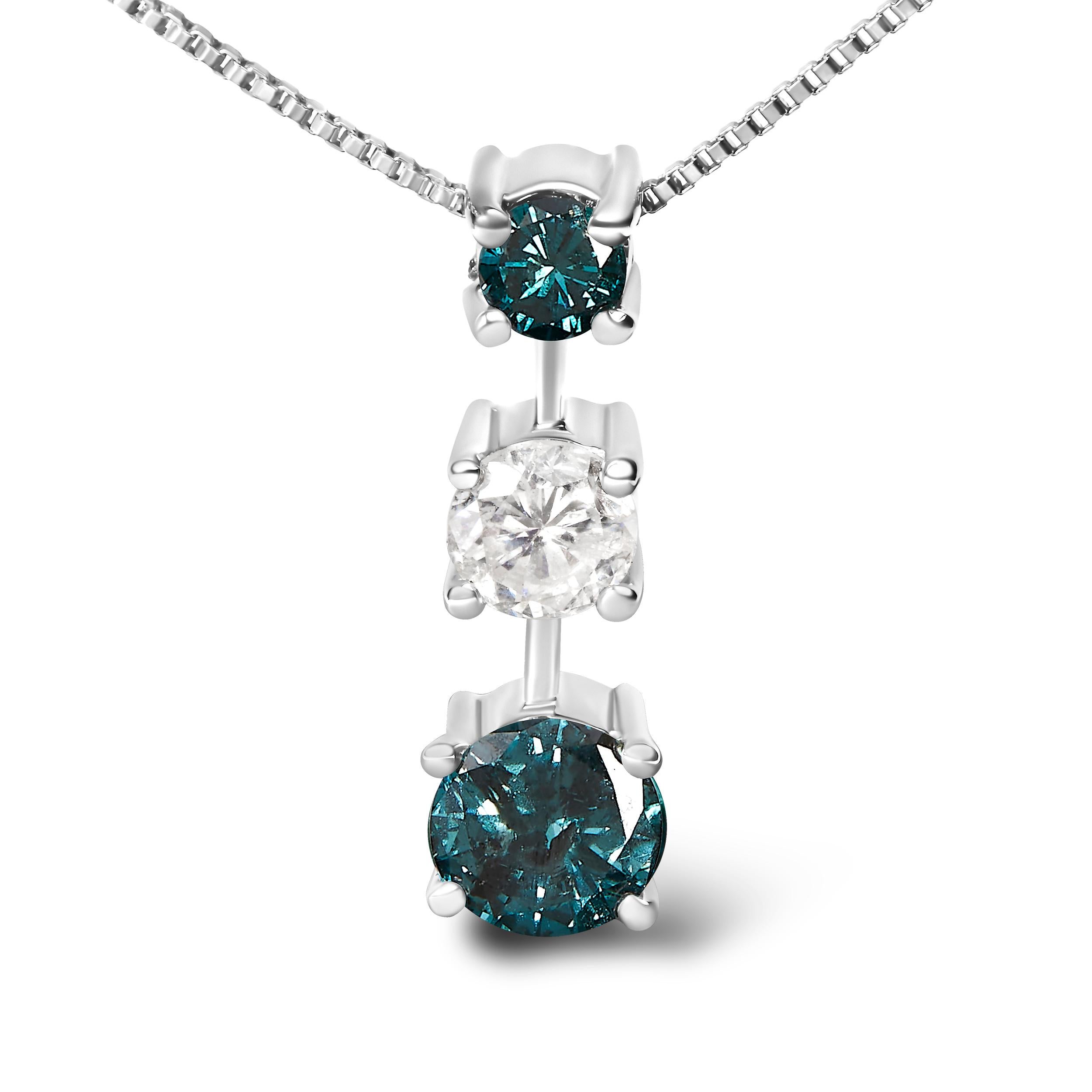 Plongez dans l'élégance intemporelle d'un collier qui marie sophistication moderne et beauté classique. Cette chaîne enchanteresse de 18 pouces, fabriquée en luxueux or blanc 14 carats, abrite un trio vertical de diamants étincelants. Deux diamants
