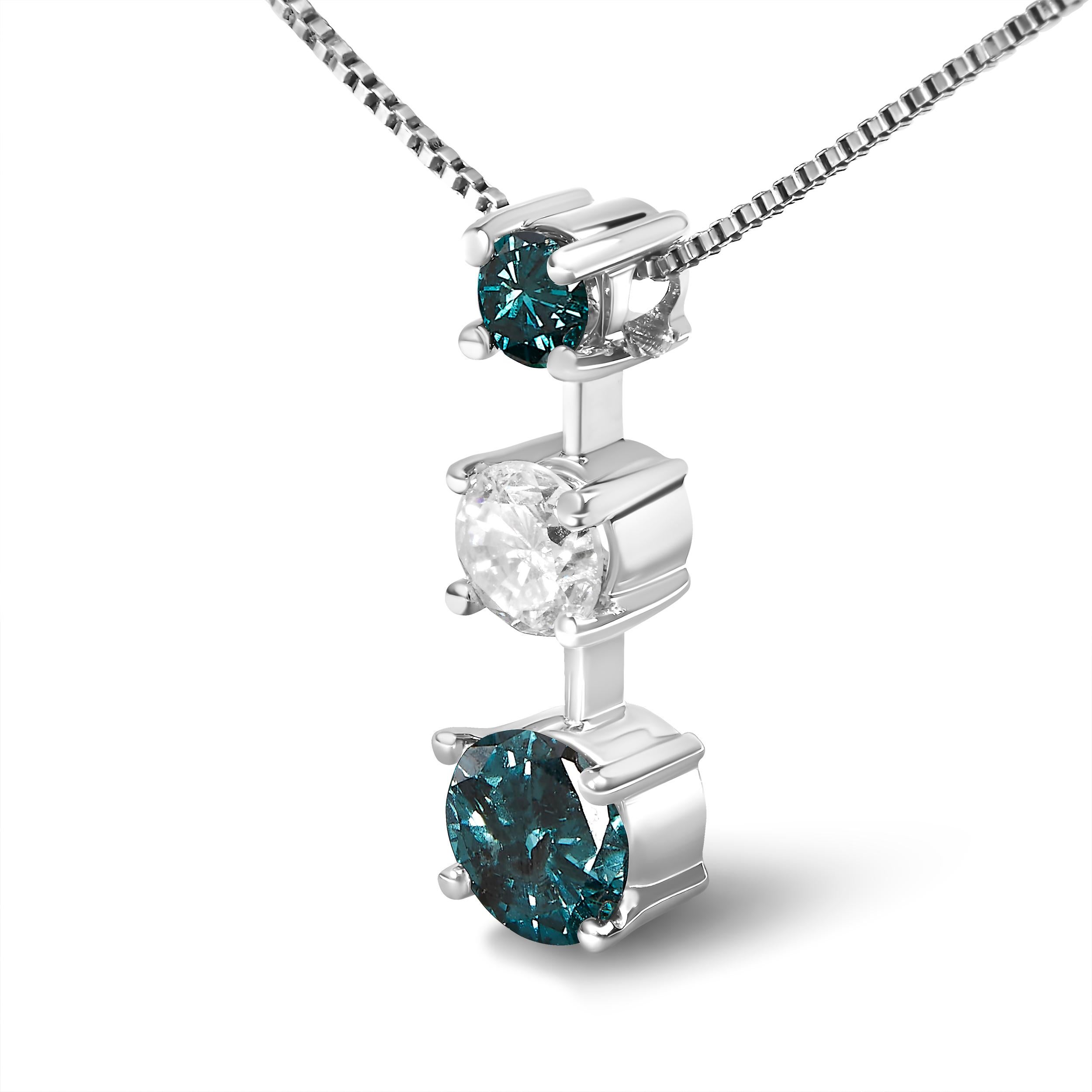 Moderne Collier à 3 pierres en or blanc 14K avec 1 1/2 Cttw de diamants bleus et blancs traités en vente