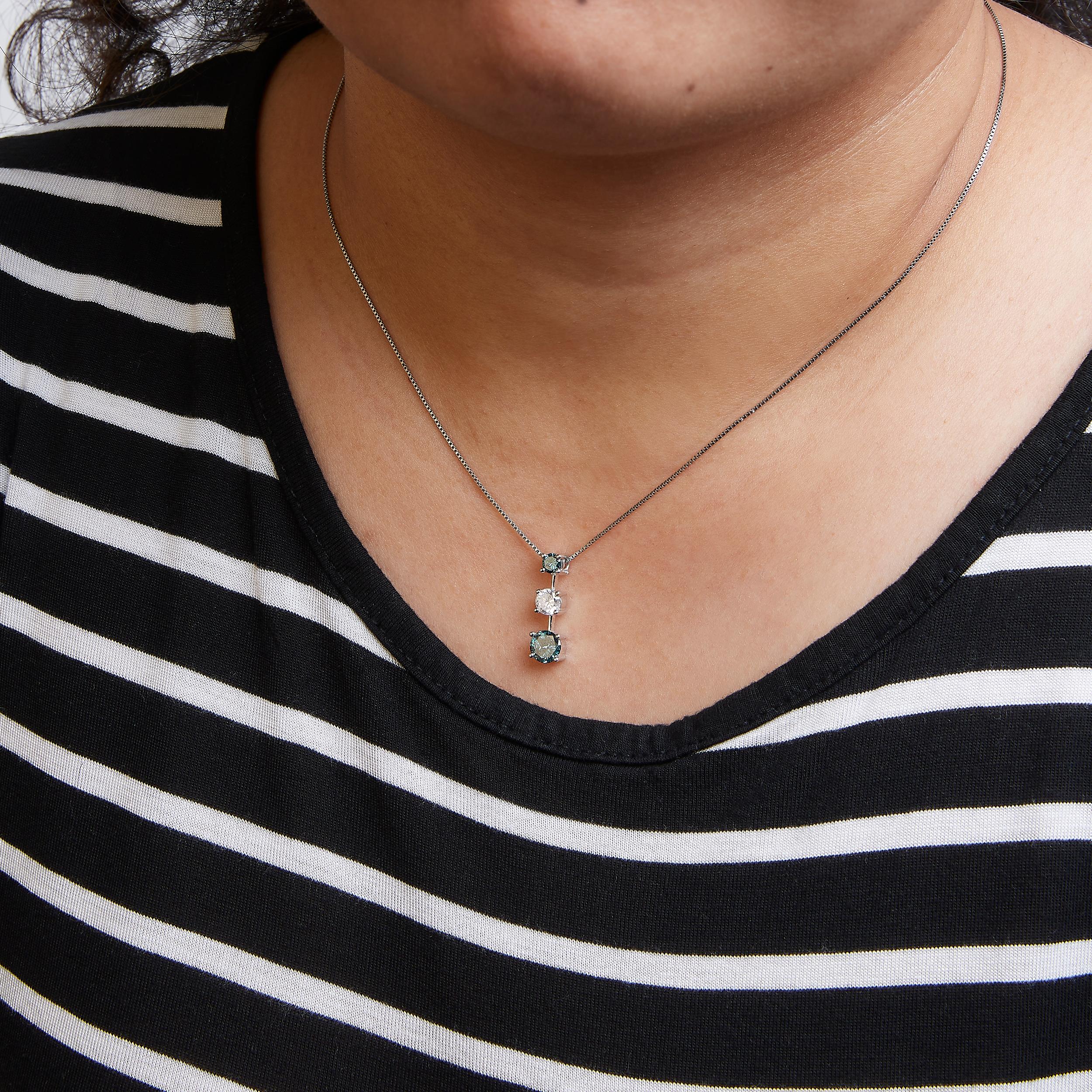 Collier à 3 pierres en or blanc 14K avec 1 1/2 Cttw de diamants bleus et blancs traités Neuf - En vente à New York, NY