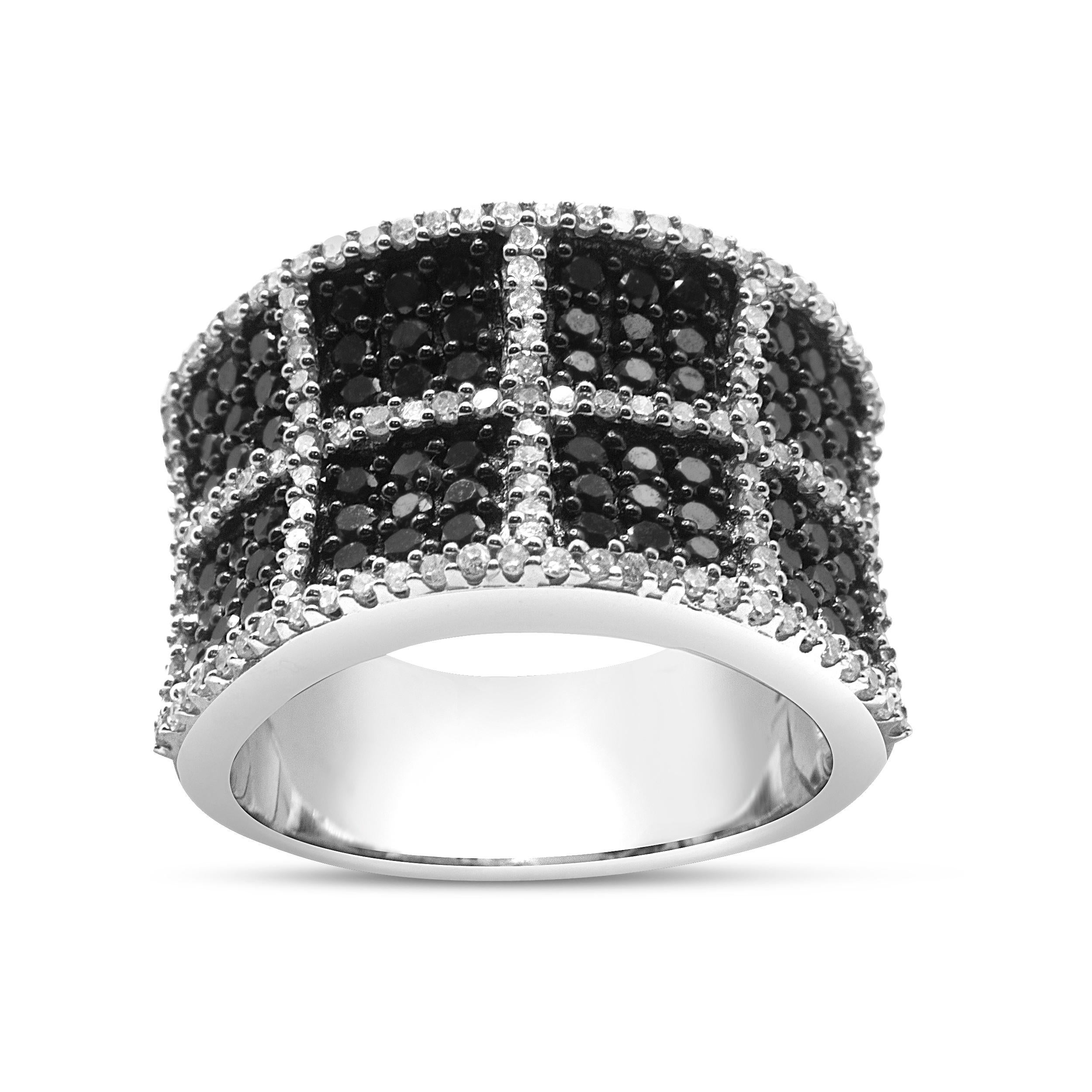 Dieser glamouröse 1 1/2 cttw Diamant-Cocktailring ist kühn und auffallend und verleiht jedem Ihrer Outfits prächtigen Glamour! Dieses atemberaubende Band ist aus 14 Karat Weißgold gefertigt, einem Metall, das über Jahre hinweg anlauffrei bleibt. Das