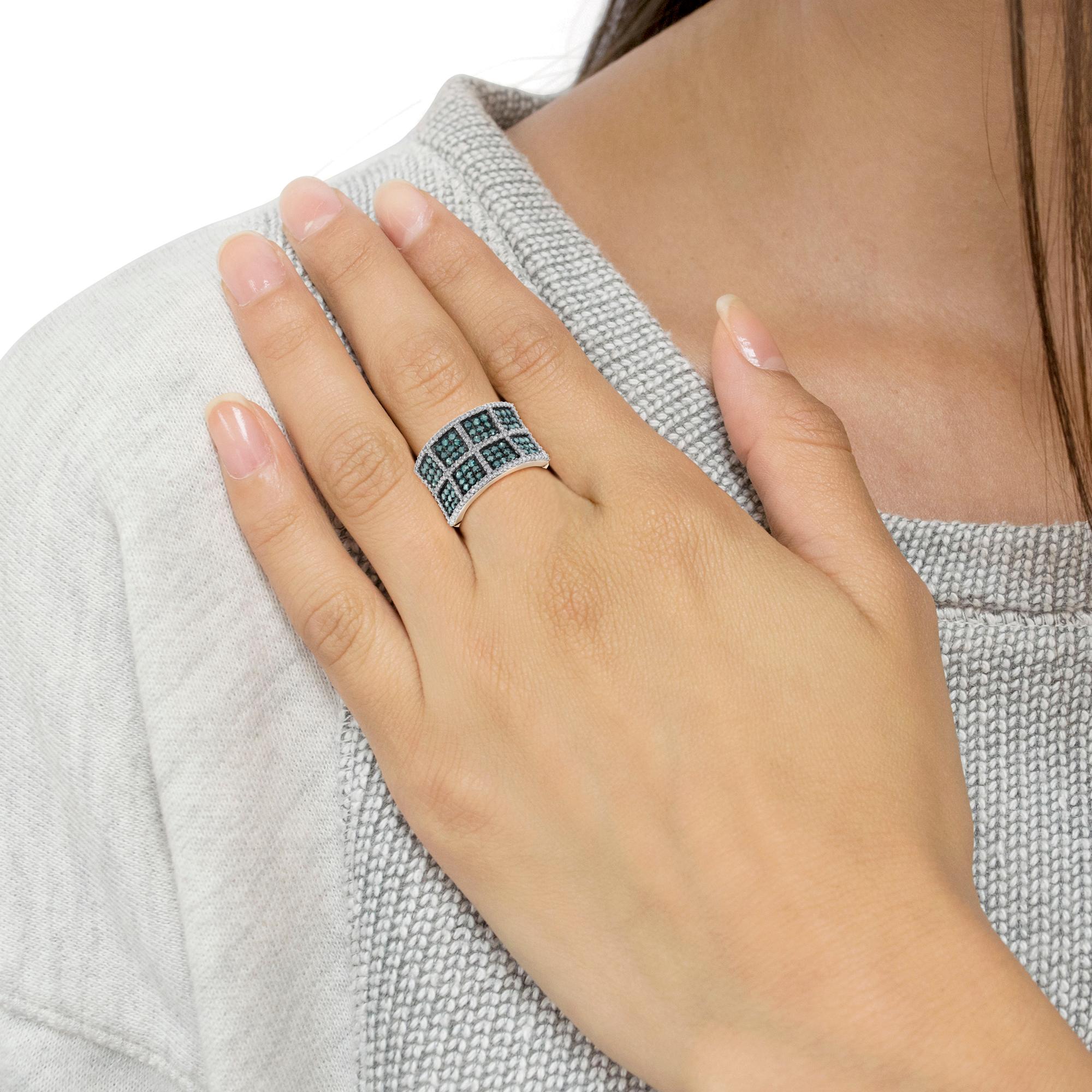 14K White Gold 1 1/2 Cttw White and Treated Blue Diamond Cocktail Ring In New Condition For Sale In New York, NY