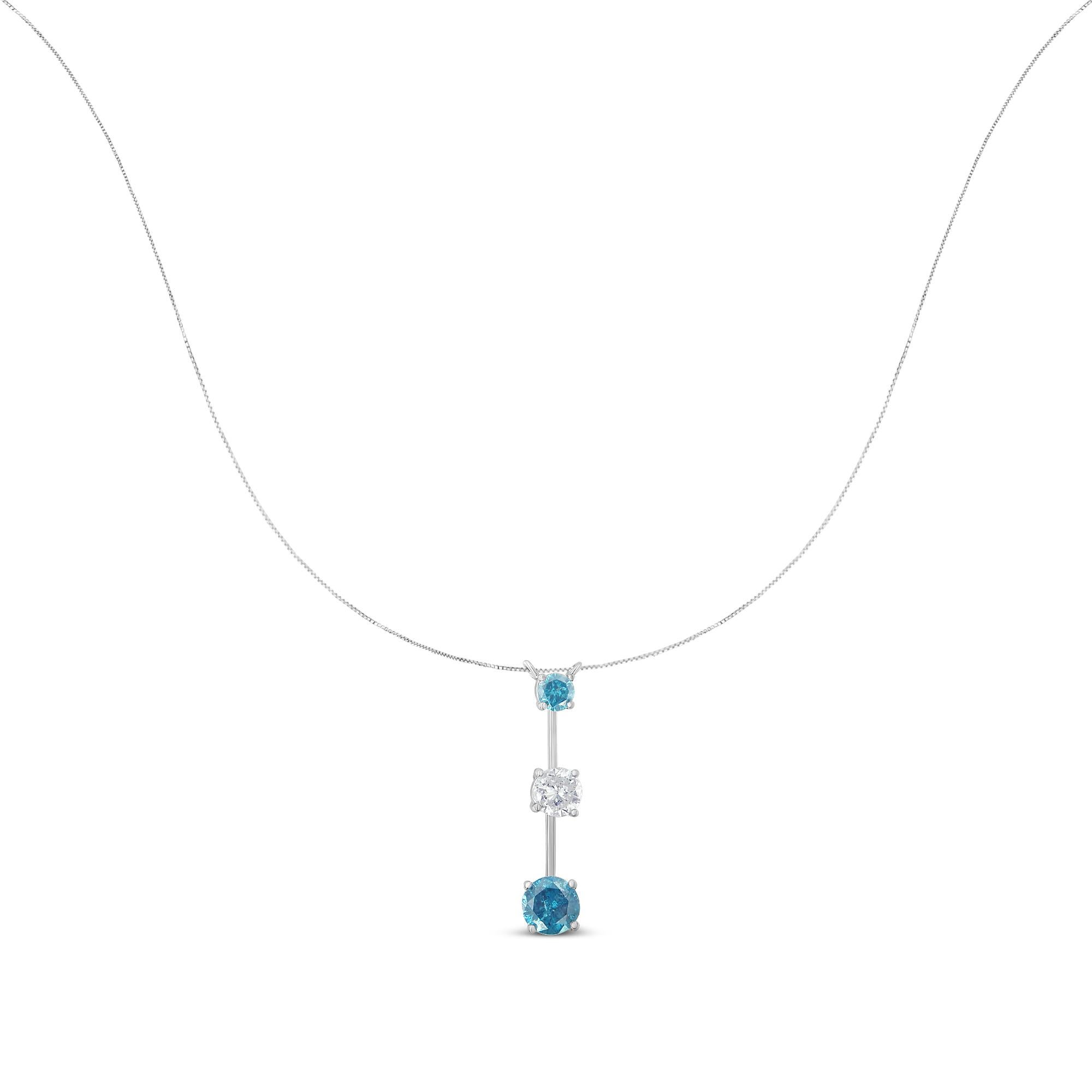 Doux et charmant, le pendentif en diamant séduisant présente un design simple mais sophistiqué. Ajoutant une touche d'élégance, le pendentif est fabriqué en or blanc 14 carats et poli haut pour briller. L'ornementation de diamants ronds étincelants,