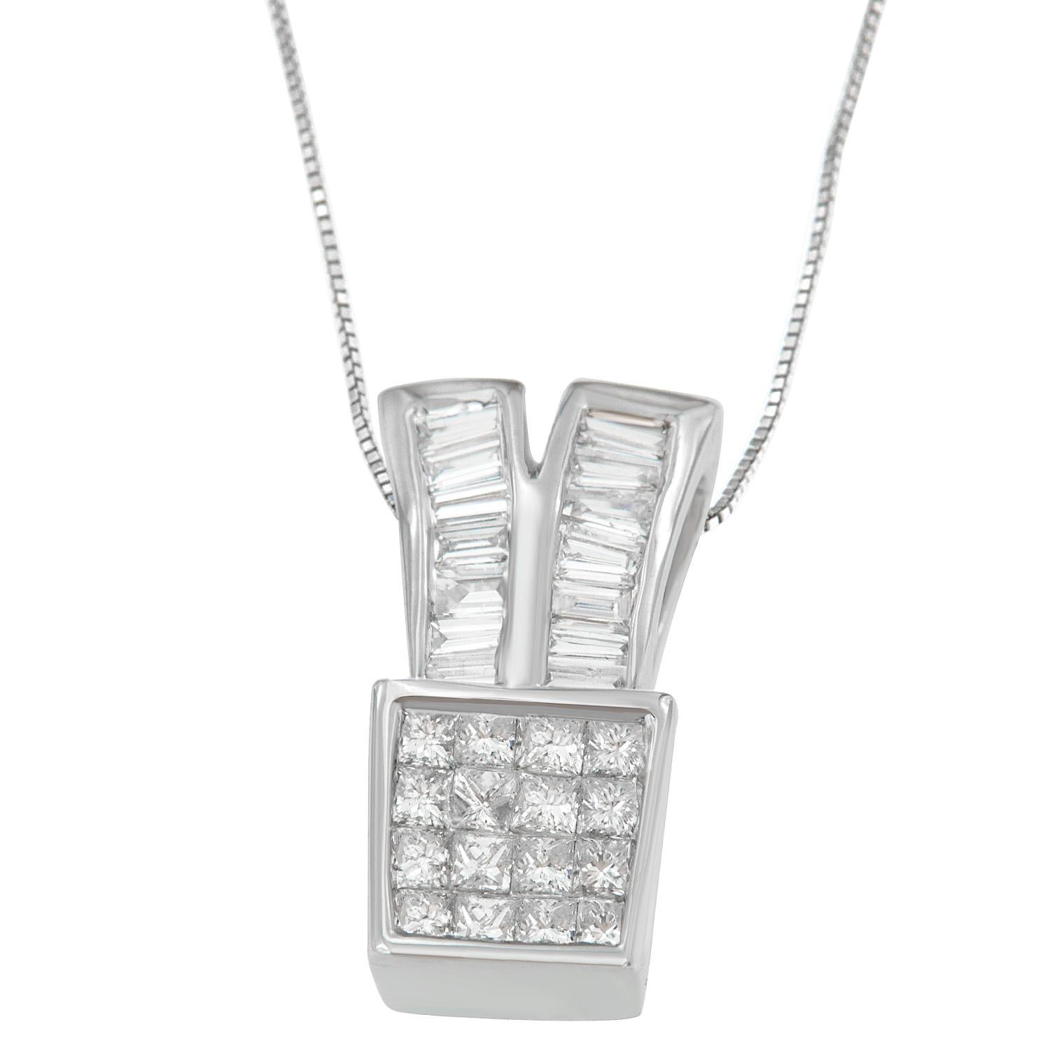 Lascia che il suo stile scintilli con questo radioso ciondolo in oro bianco 14 carati. Bande di diamanti taglio princess e baguette, per un totale di oltre un carato, si uniscono creando una forma unica che susciterà sicuramente molti sguardi