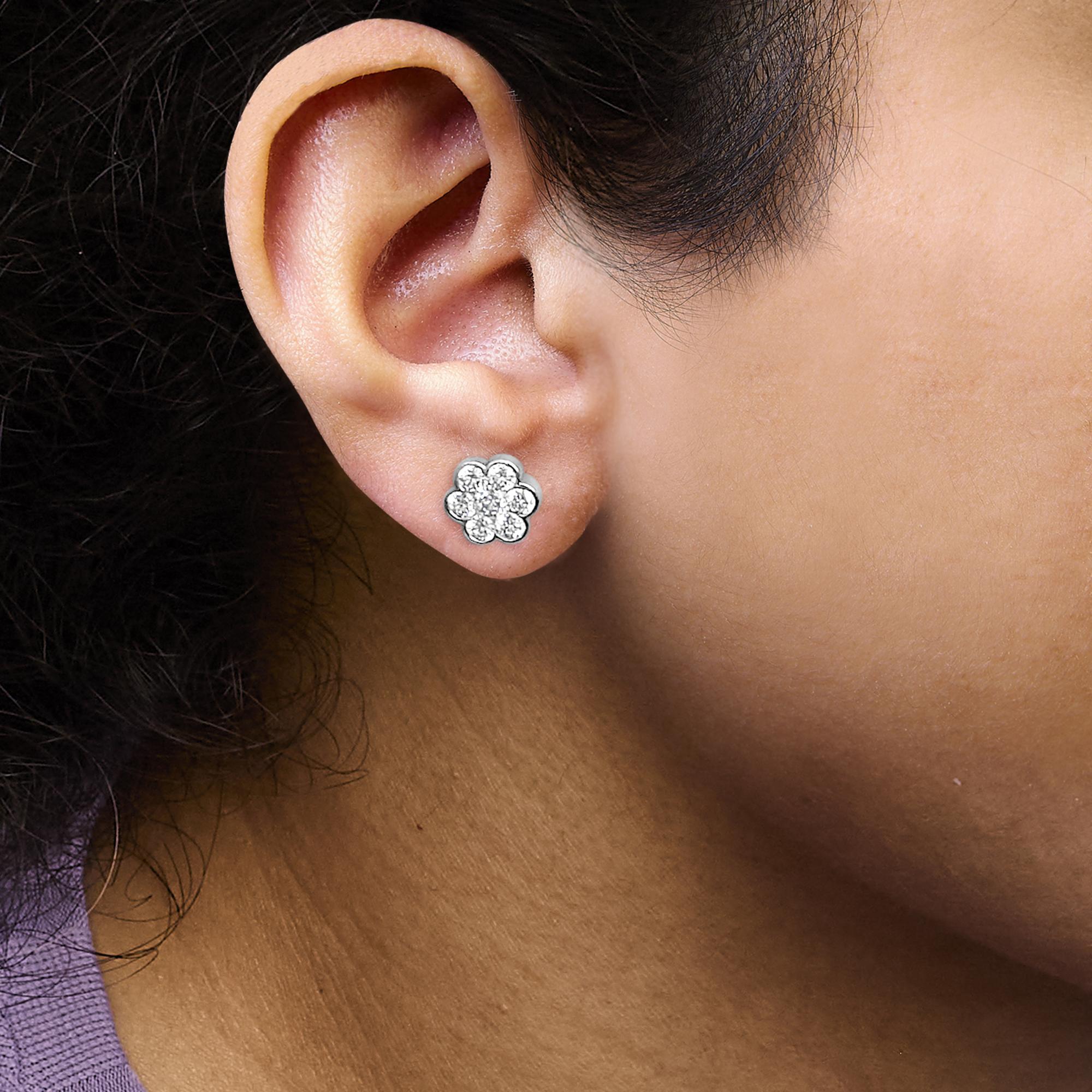Boucle d'oreille en or blanc 14 carats 1 1/3 Ctw Diamond Bezel Style 7 Stone Floral Cluster Earring Neuf à New York, NY