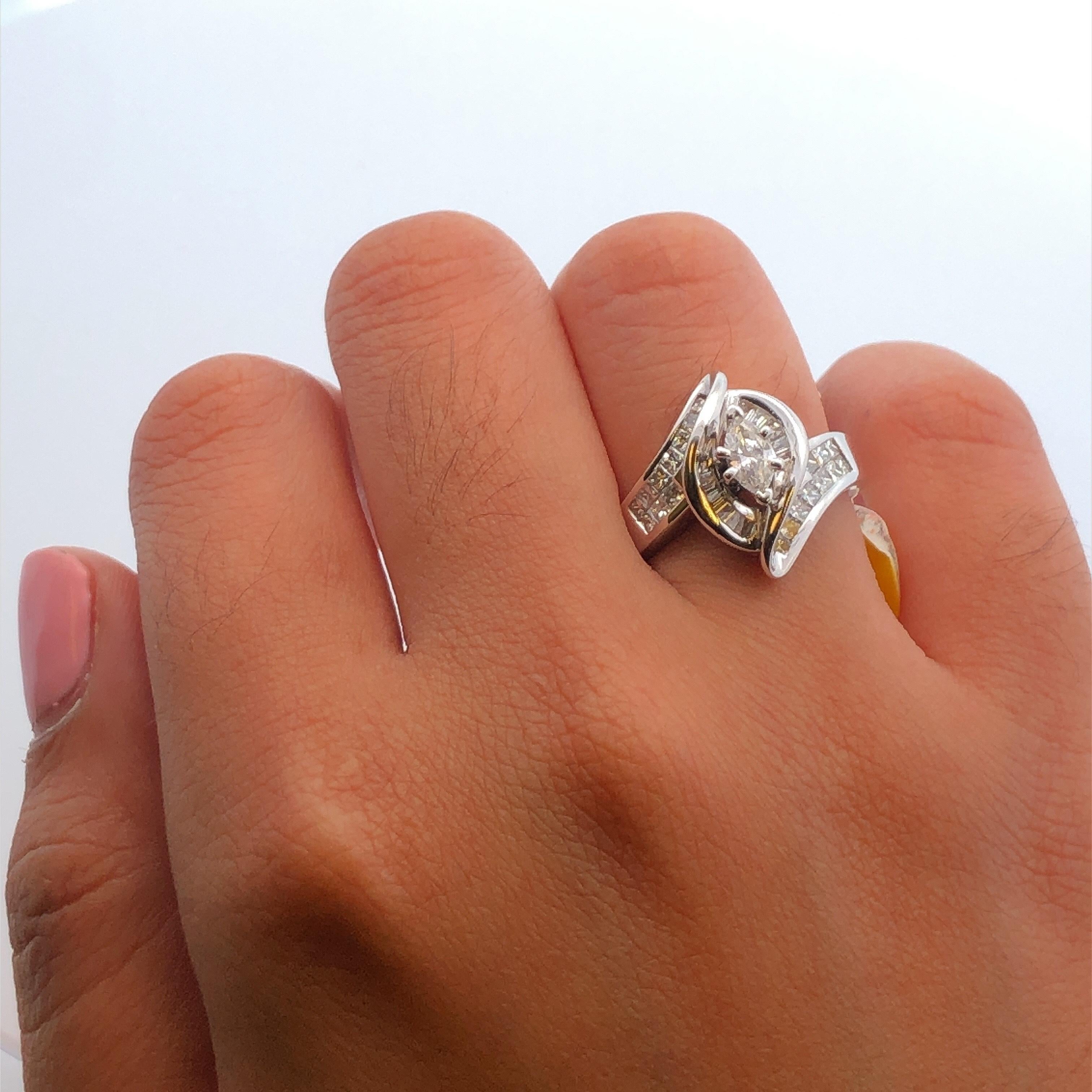 Bague de fiançailles cocktail en or blanc 14 carats avec diamants en forme de marquise de 1 1/4 carat en vente 1