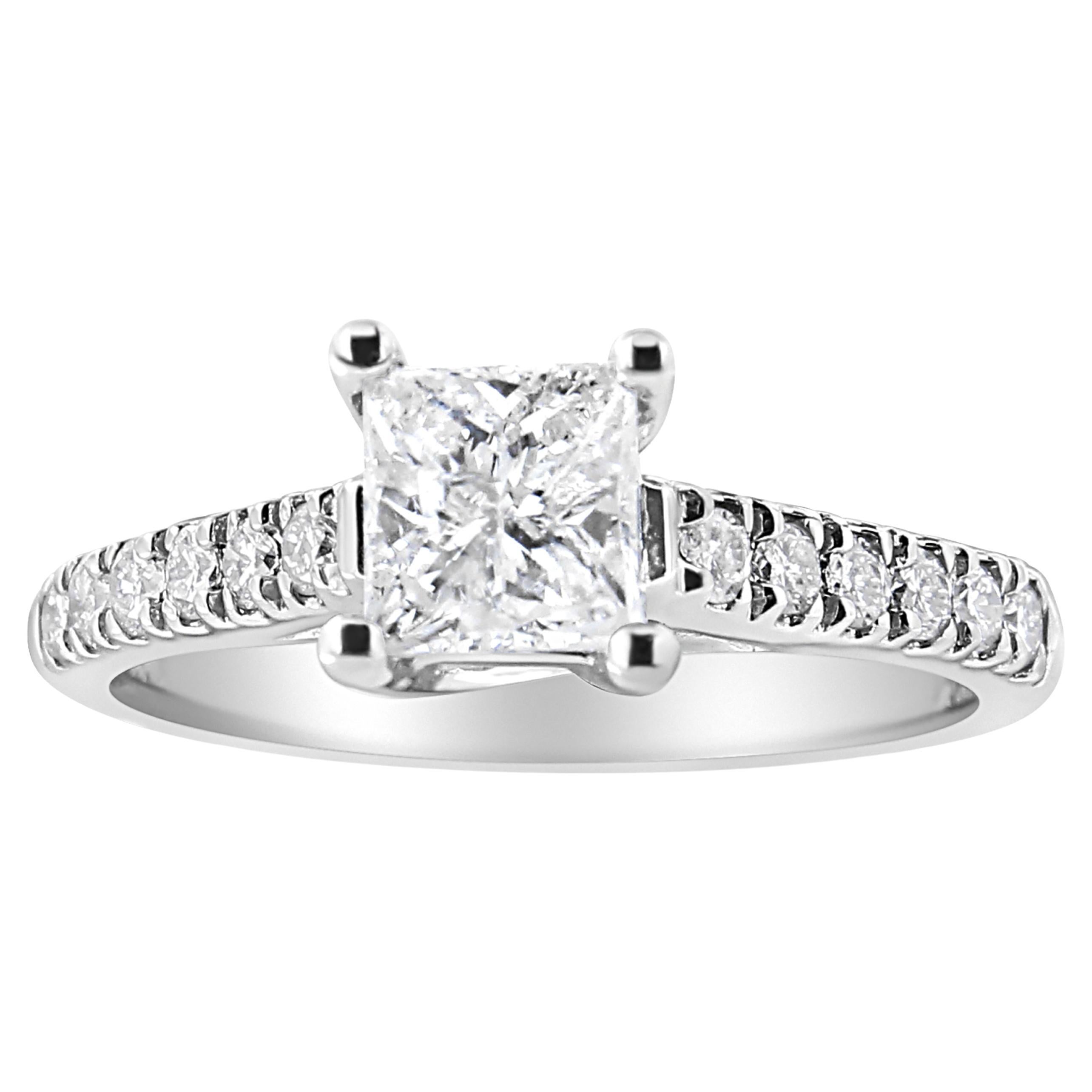Anillo de compromiso clásico de oro blanco de 14 quilates con diamantes princesa engastados en 4 garras y 1 1/5 qtw