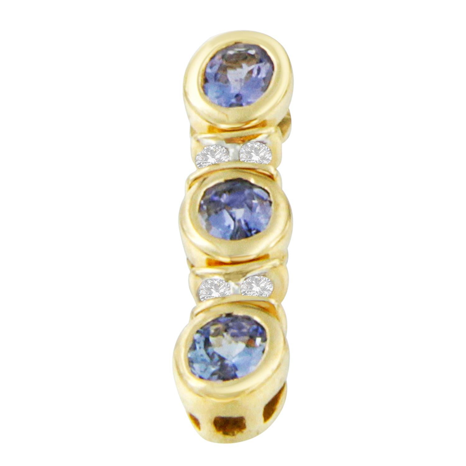 Un design unico, questo pendente a goccia in oro bianco 14k mette in mostra una deliziosa combinazione di diamanti e pietre preziose. Ricche tanzaniti blu si alternano a diamanti a taglio rotondo per un look mozzafiato. Viene spedito con una catena