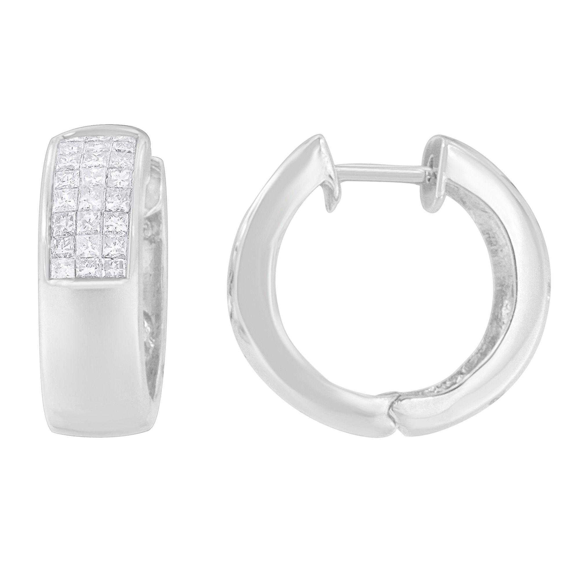 Das Paar Huggie-Ohrringe bietet eine klassische und zeitlose Definition und verleiht Ihrer Persönlichkeit einen lebendigen Touch. Diese Ohrringe aus 14 Karat Weißgold sind mit funkelnden Diamanten im Prinzessinnenschliff verziert. Außerdem ist jeder