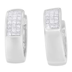 Boucles d'oreilles Huggie en or blanc 14K avec 1 1/8 cttw de diamants princesses et ronds