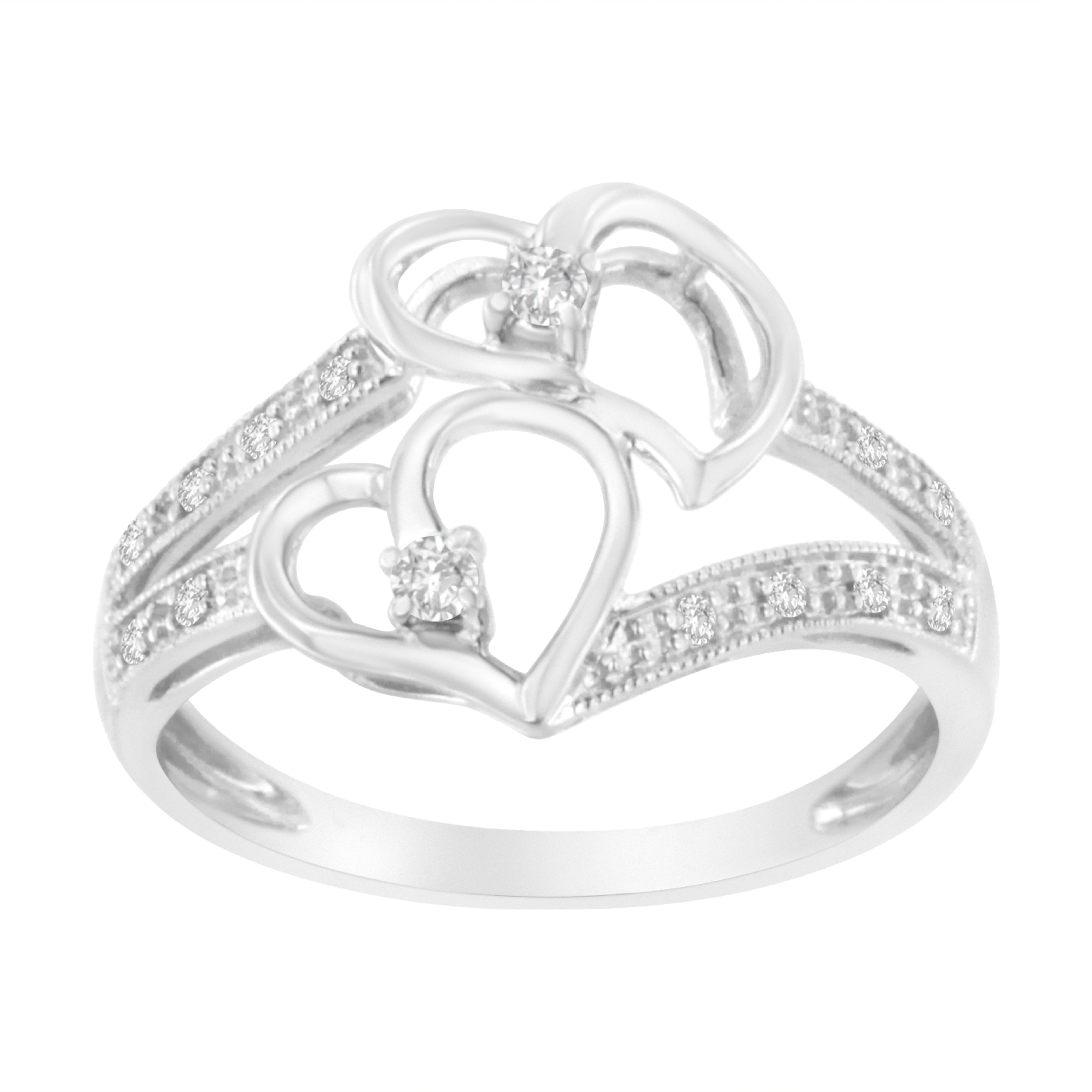 Feiern Sie Ihre magischen Liebesmomente mit diesem prächtigen Doppelherz-Diamantring mit Maserung. Dieser bezaubernde Ring zeigt zwei offene Herzen, die mit 2 wunderschönen Diamanten im Rundschliff geschmückt sind, und der Schaft ist mit 12