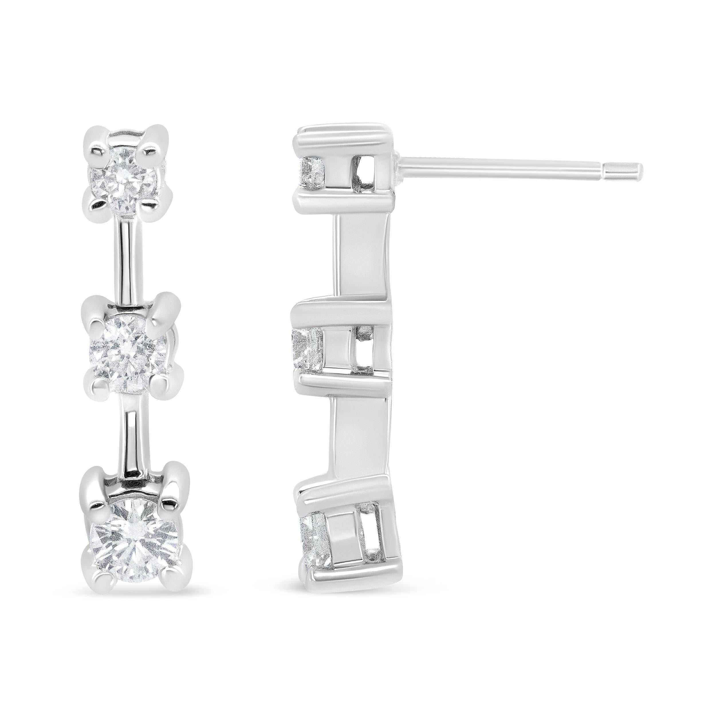14K Weißgold 1/2 Karat Diamant 3 Stein abgestufte lineare Tropfen-Ohrstecker (Zeitgenössisch)