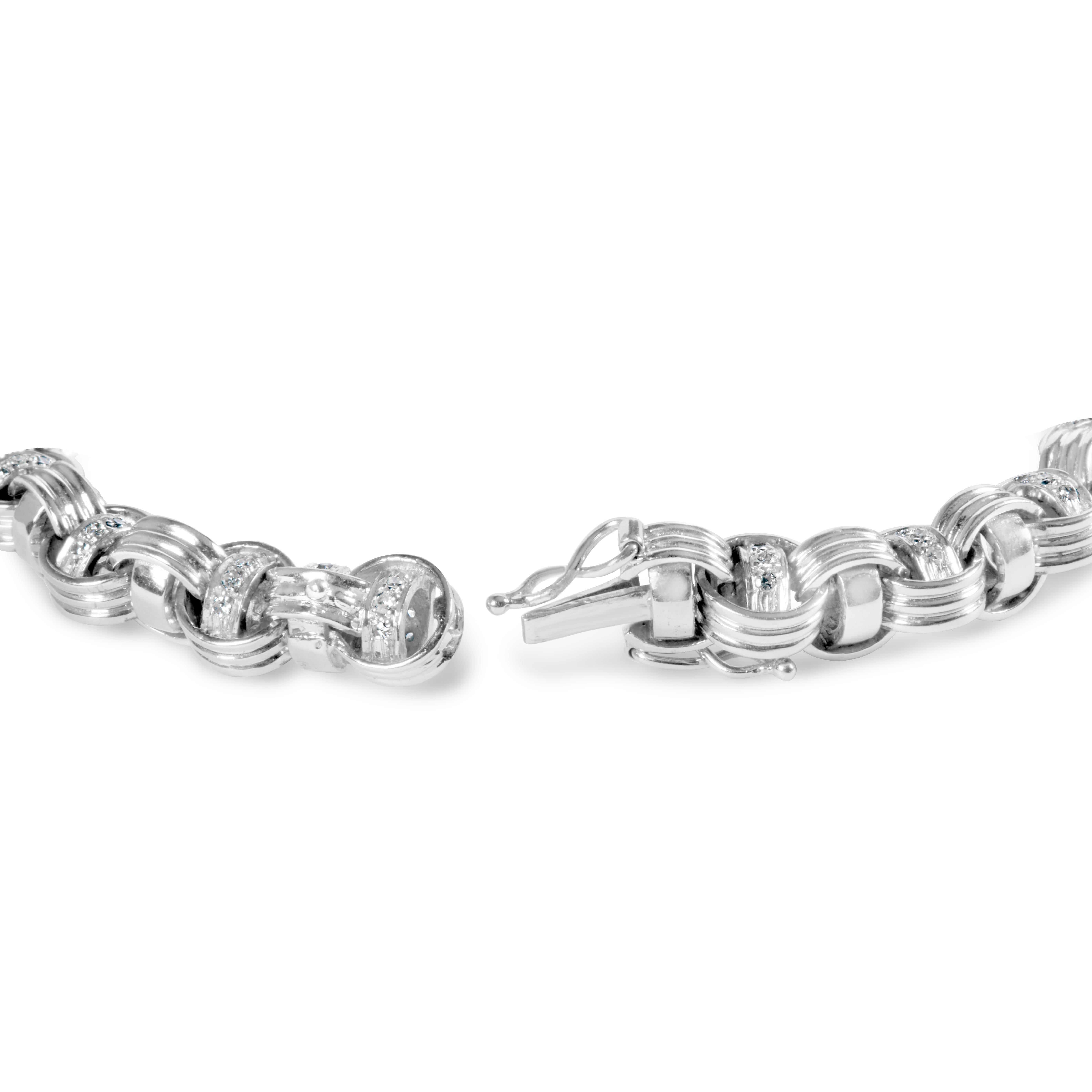 Offrez-vous le luxe ultime avec ce superbe bracelet byzantin en diamants. Fabriqué en or blanc lustré 14K, ce bracelet présente un design noué qui ajoute une touche de sophistication à n'importe quelle tenue. Avec 153 diamants ronds naturels