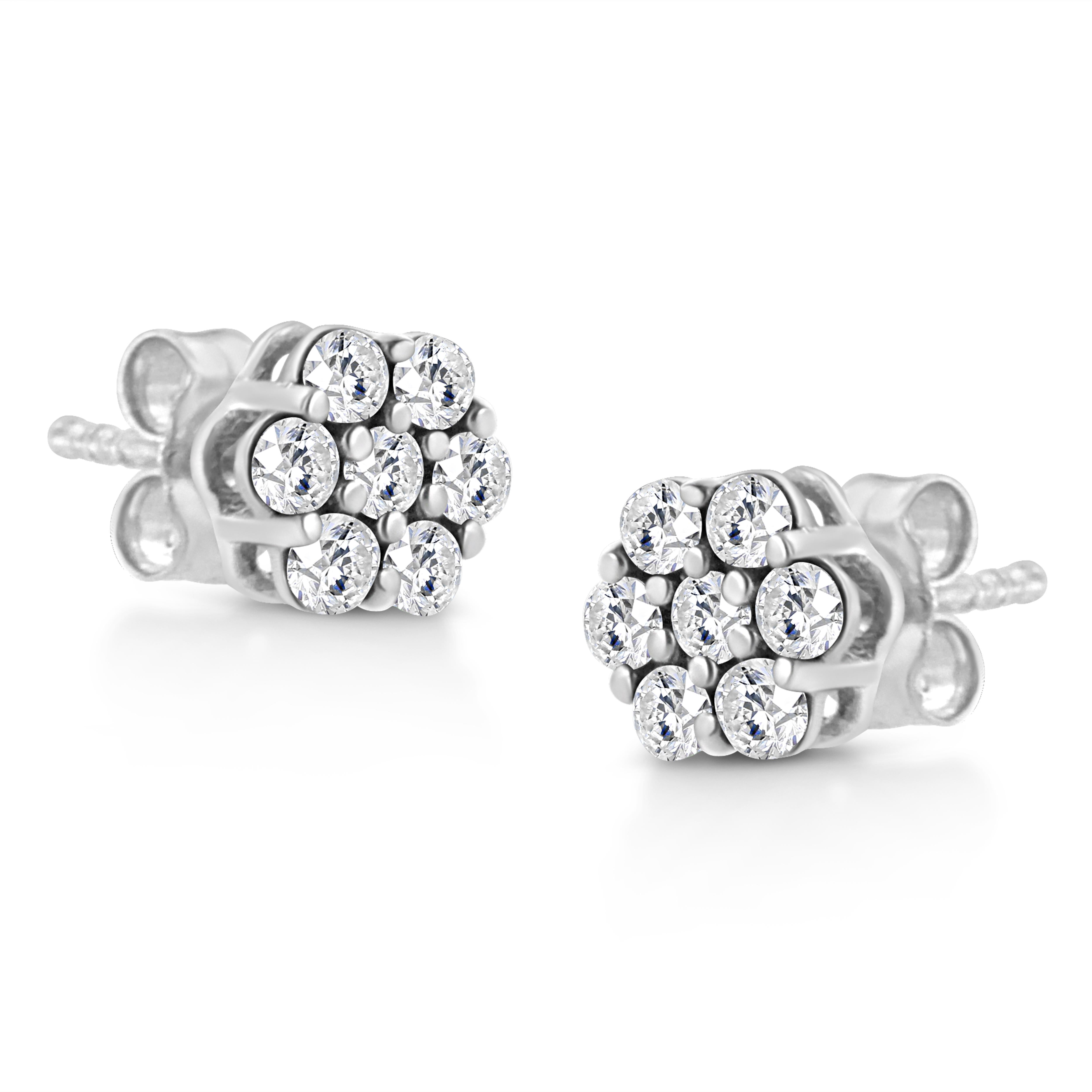Ces superbes boucles d'oreilles florales sont la pièce parfaite à ajouter à votre collection de bijoux. Créés dans le plus bel or blanc 14k, ces clous d'oreilles sont ornés de 7 diamants naturels de taille ronde dans un élégant sertissage à griffes.