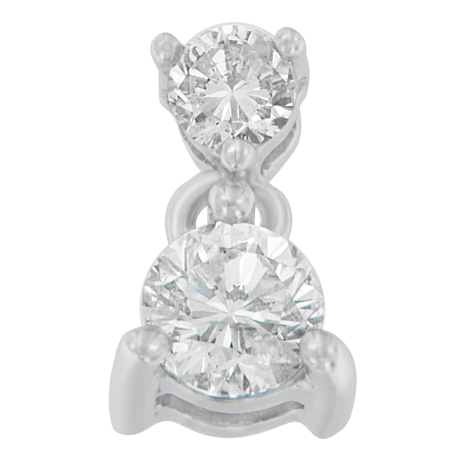 Gardez votre adorable petite fille près de votre cœur avec cet élégant pendentif en diamant. Ce petit bijou brille d'un demi-karat de diamants ronds sertis à la broche dans de l'or blanc 14 carats. Polie pour briller, elle est livrée avec une chaîne