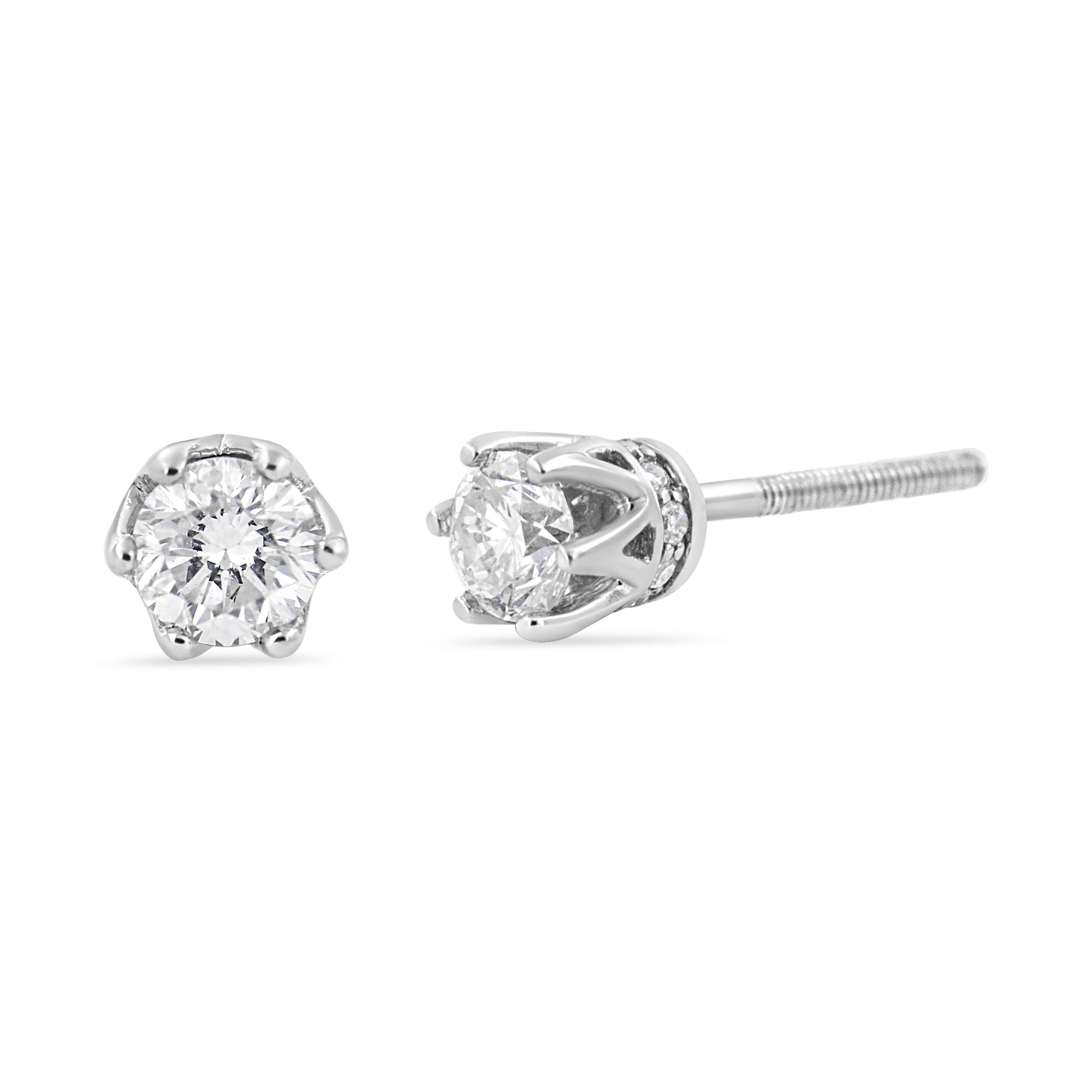 Avec des détails cachés royaux, ces boucles d'oreilles en diamant sont tout sauf ordinaires. De face, ces clous en or blanc de 14 carats ressemblent à des solitaires avec un sertissage à plusieurs griffes. Mais la vue latérale met en évidence le
