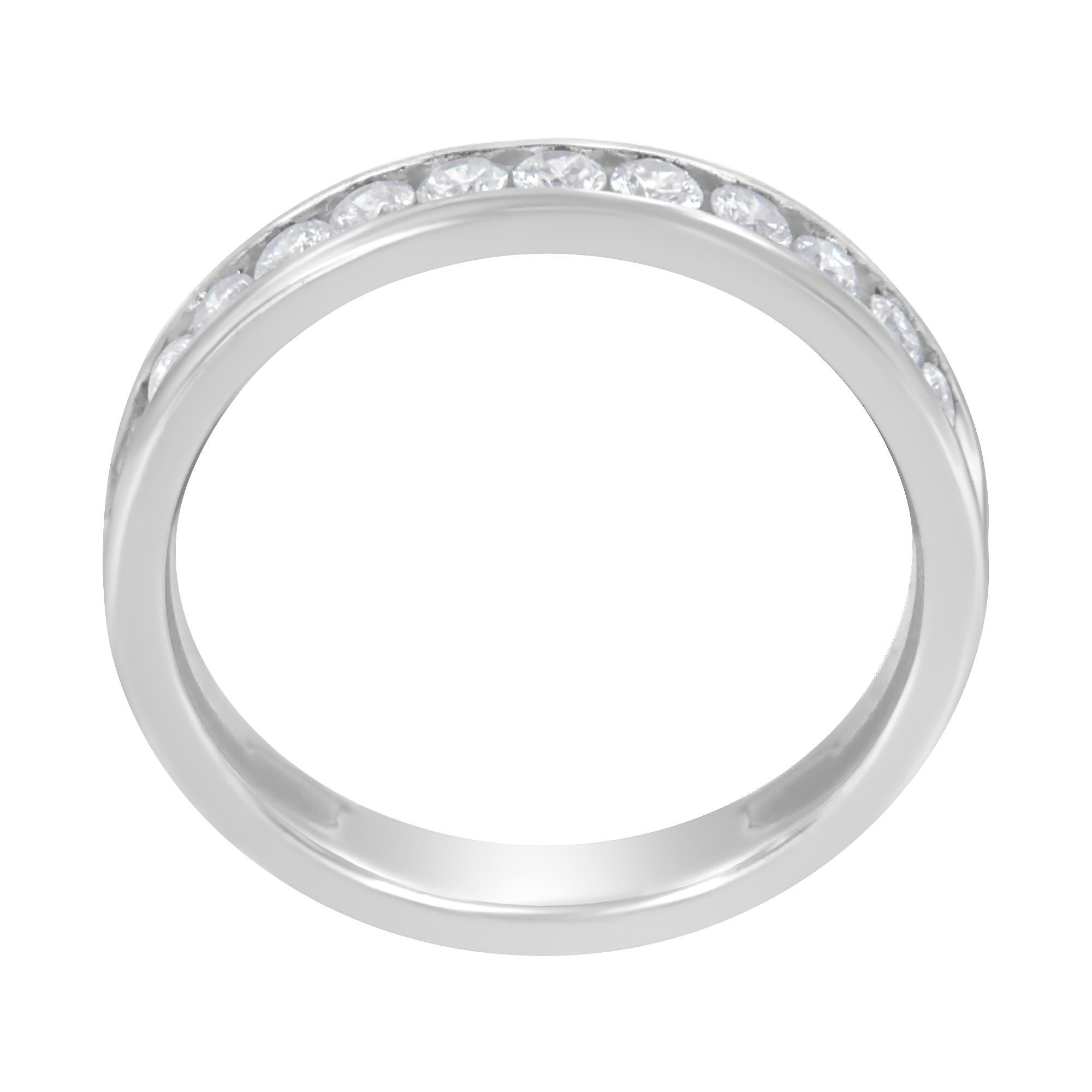 Unterstreichen Sie die Anmut und Schönheit Ihrer Hände mit diesem schönen Diamantring. Dieser atemberaubende Ring besteht aus zwei eleganten Linien aus 14-karätigem Weißgold. Dieses außergewöhnliche Kunstwerk ist in Perfektion gemeißelt und zeichnet