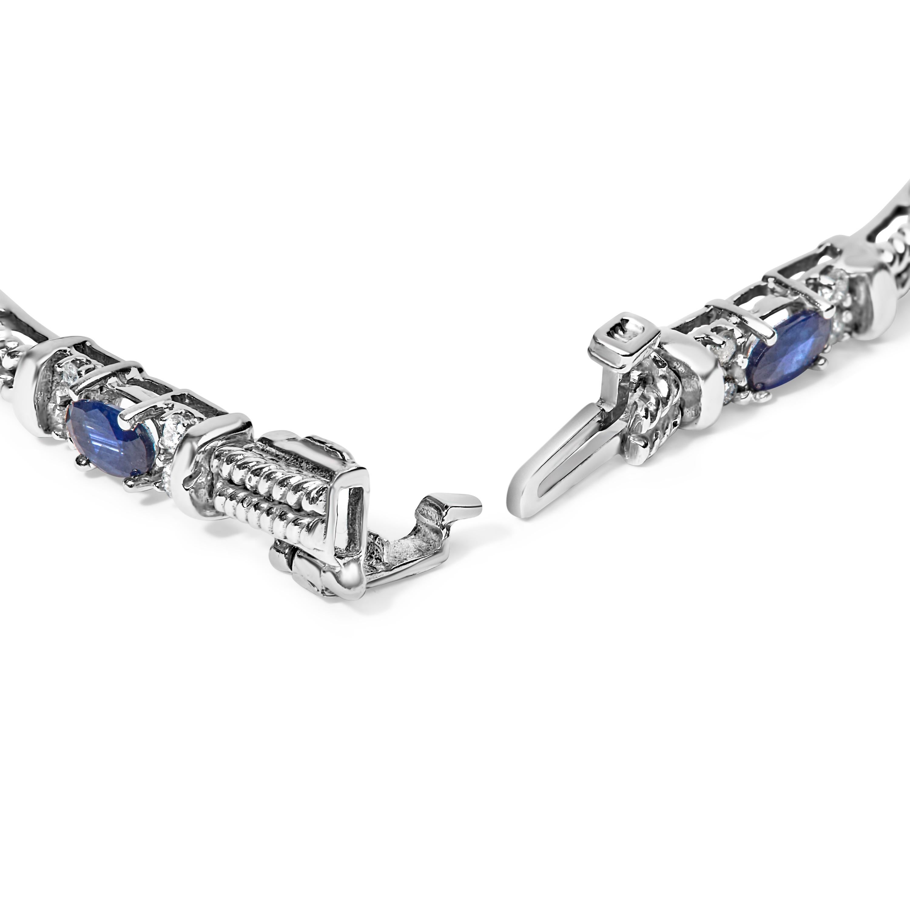 Laissez-vous séduire par l'allure resplendissante de ce bracelet délicieusement travaillé, forgé en or blanc 14 carats lumineux et rhodié pour garantir un éclat durable et radieux. L'art d'un maillon tressé enveloppe gracieusement un mélange