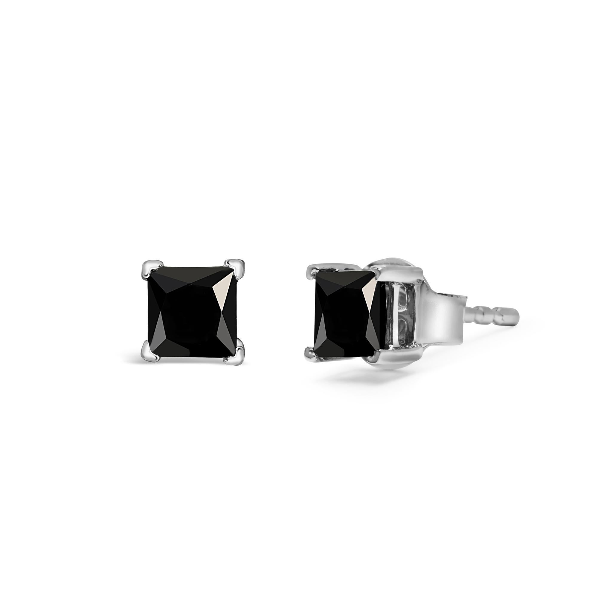 Laissez-vous séduire par l'allure captivante de ces boucles d'oreilles classiques en diamant noir de taille princesse. Les deux diamants, pesant 1/2 cttw, ont été traités pour rehausser leur beauté naturelle, leur donnant une teinte noire étonnante