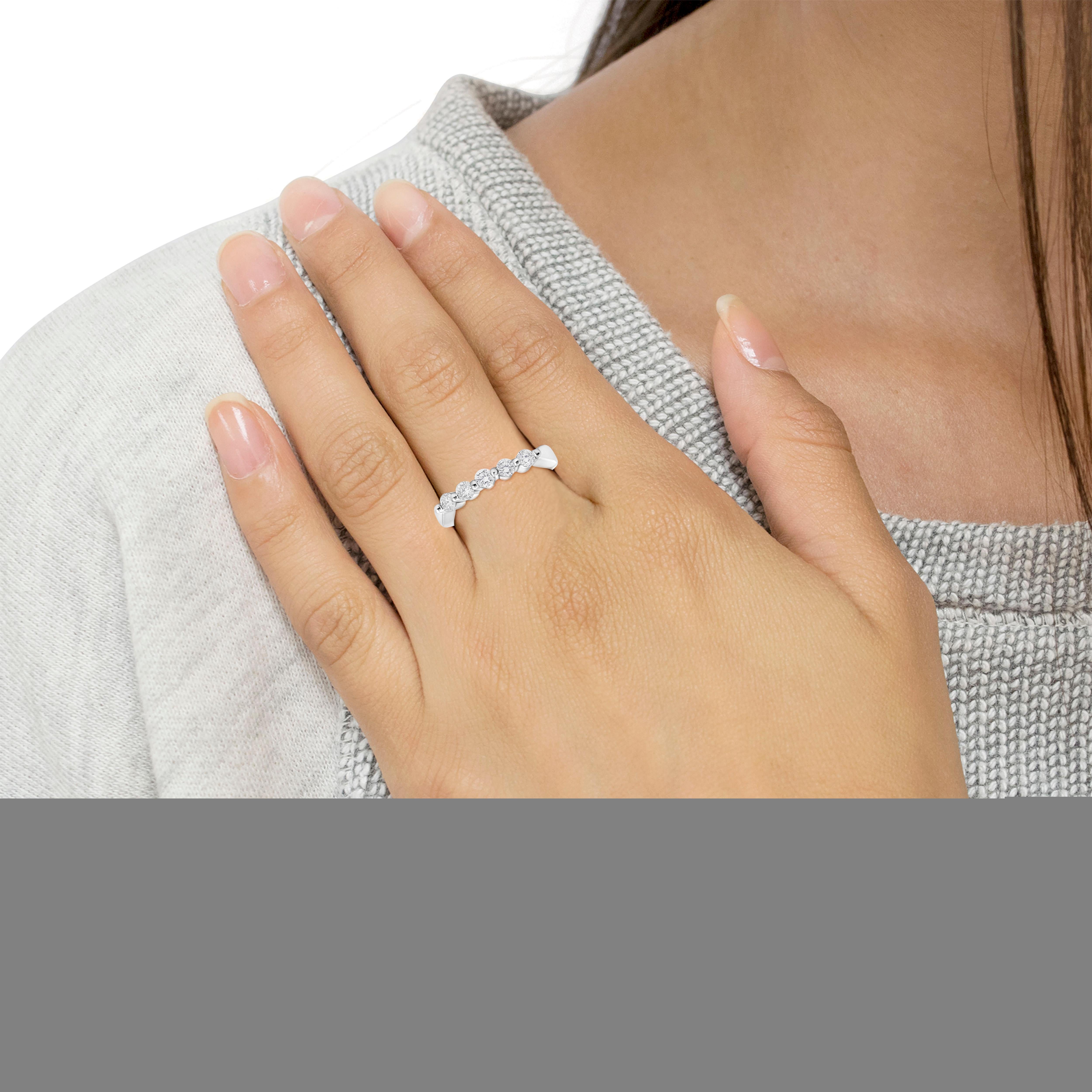 14K White Gold 1/2 Cttw Round-Cut 5-Stone Diamond Ring In New Condition For Sale In New York, NY