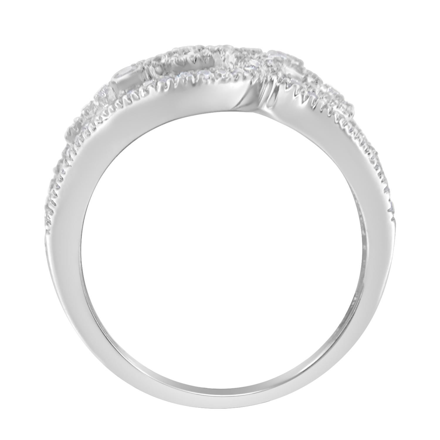 Ein Ring aus Weißgold und Diamanten. Der Ring enthält 109 runde Diamanten mit einem Gesamtgewicht von 1/2 Karat. Sie sind in ein Band aus 14 Karat Weißgold eingefasst.

Produktmerkmale:

Diamant-Typ: Natürliche weiße Diamanten
Anzahl der Diamanten: